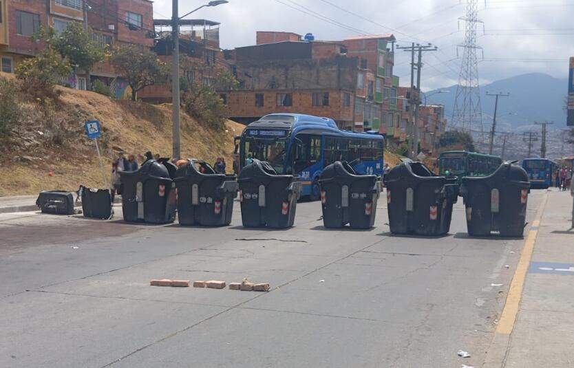 Se presenta afectación vial en la carrera 43 con calle 70A Sur, en ambos sentidos, por manifestación