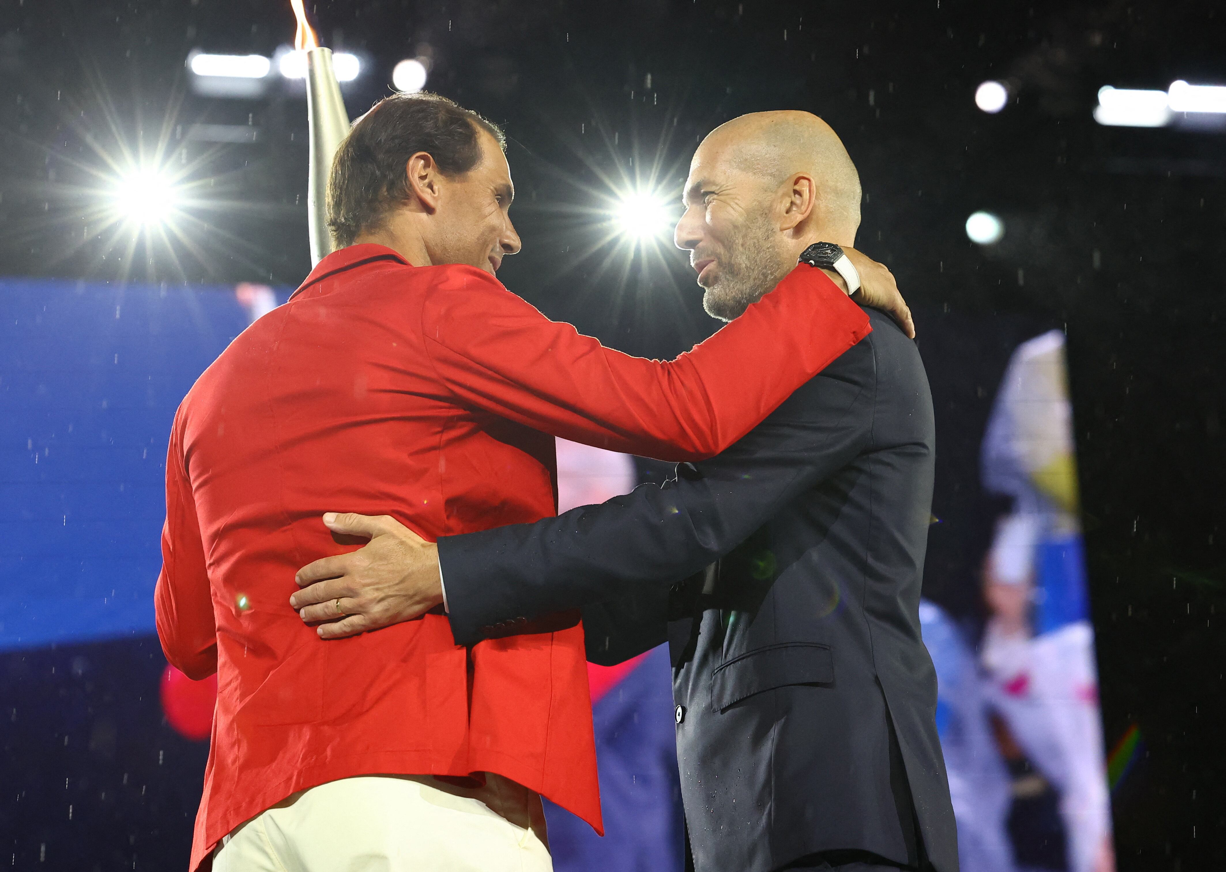 Rafa Nadal recoge la antorcha olímpica de las manos de Zidane en la traca final de la inauguración de los Juegos Olímpicos