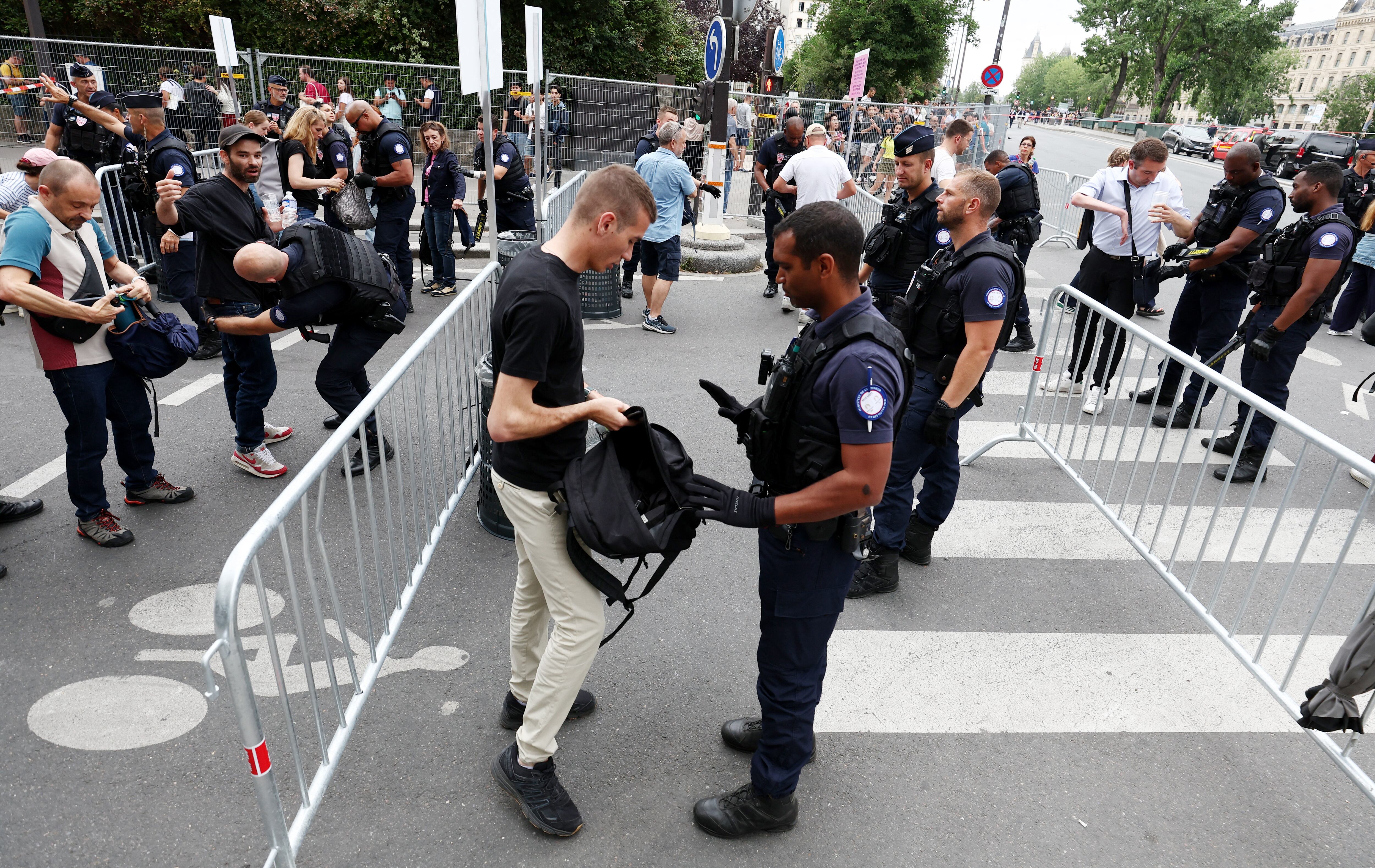 En las inmediaciones del río Sena hubo estrictos controles policiales (REUTERS/Yves Herman)