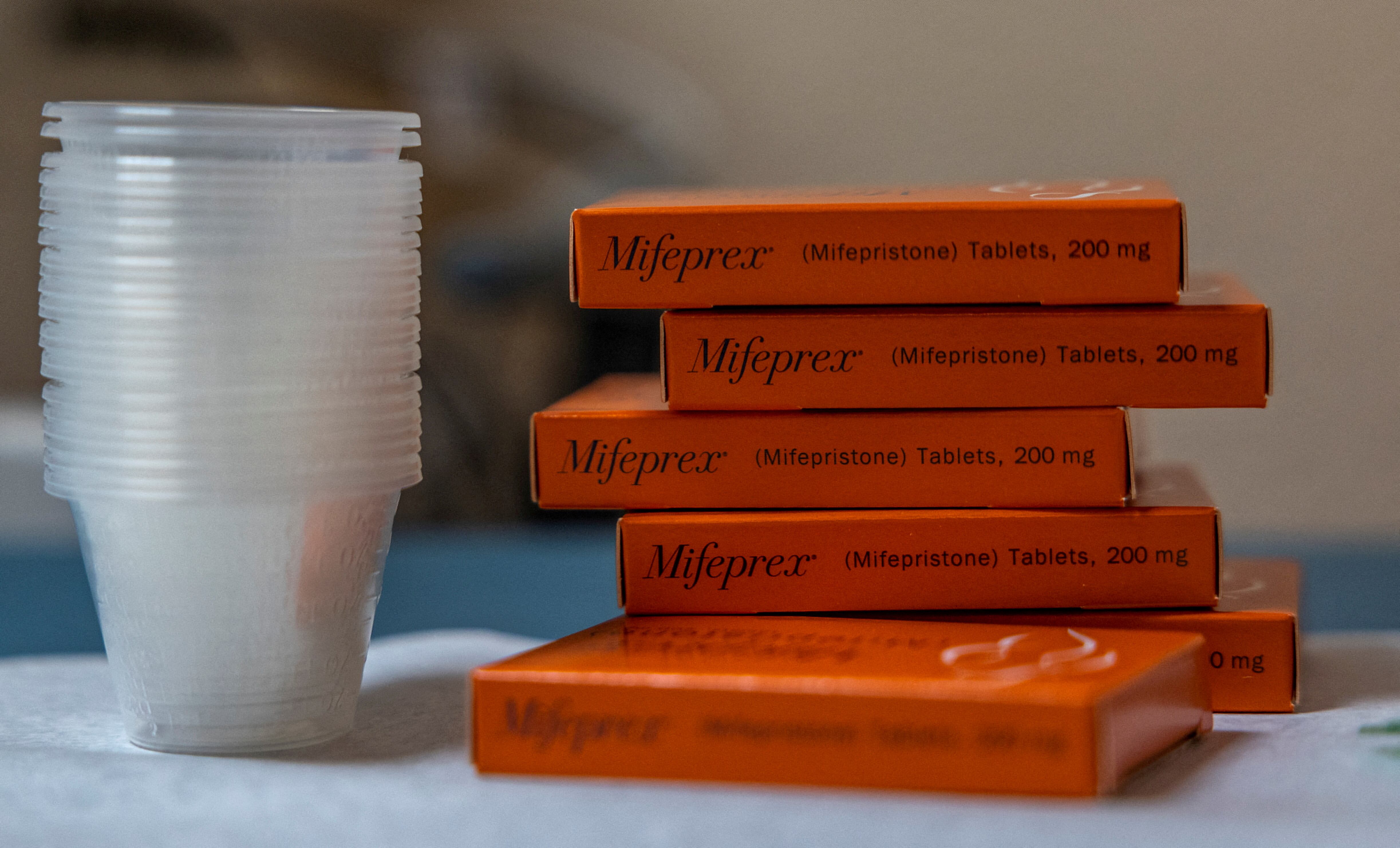 Se preparan cajas de mifepristona, la primera píldora que se administra en un aborto con medicamentos, para pacientes en la Clínica Reproductiva de Mujeres de Nuevo México en Santa Teresa, EE.UU., el 13 de enero de 2023. REUTERS/Evelyn Hockstein/Foto de archivo