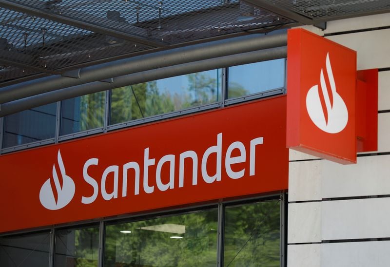 El logo del Banco Santander en una sucursal en Varsovia, Polonia. (REUTERS/Kacper Pempel)