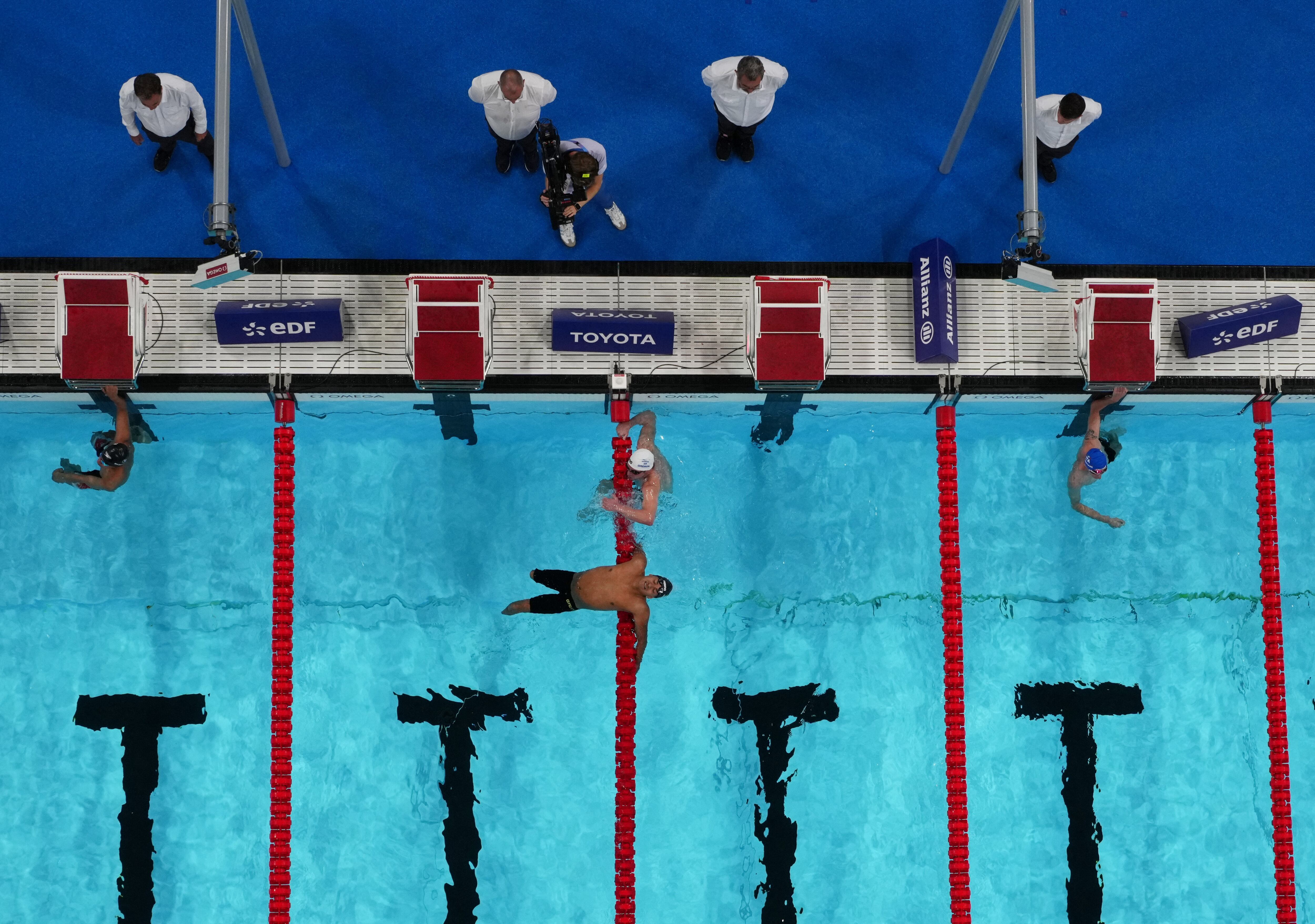 Paris 2024 Paralympics - Men's 200m Freestyle - S4 Final - Paris La Defense Arena, Nanterre, France - September 3, 2024 Ami Omer Dadaon of Israel reacts after winning gold as Angel de Jesus Camacho Ramirez of Mexico holds the lane divider REUTERS/Andrew Couldridge