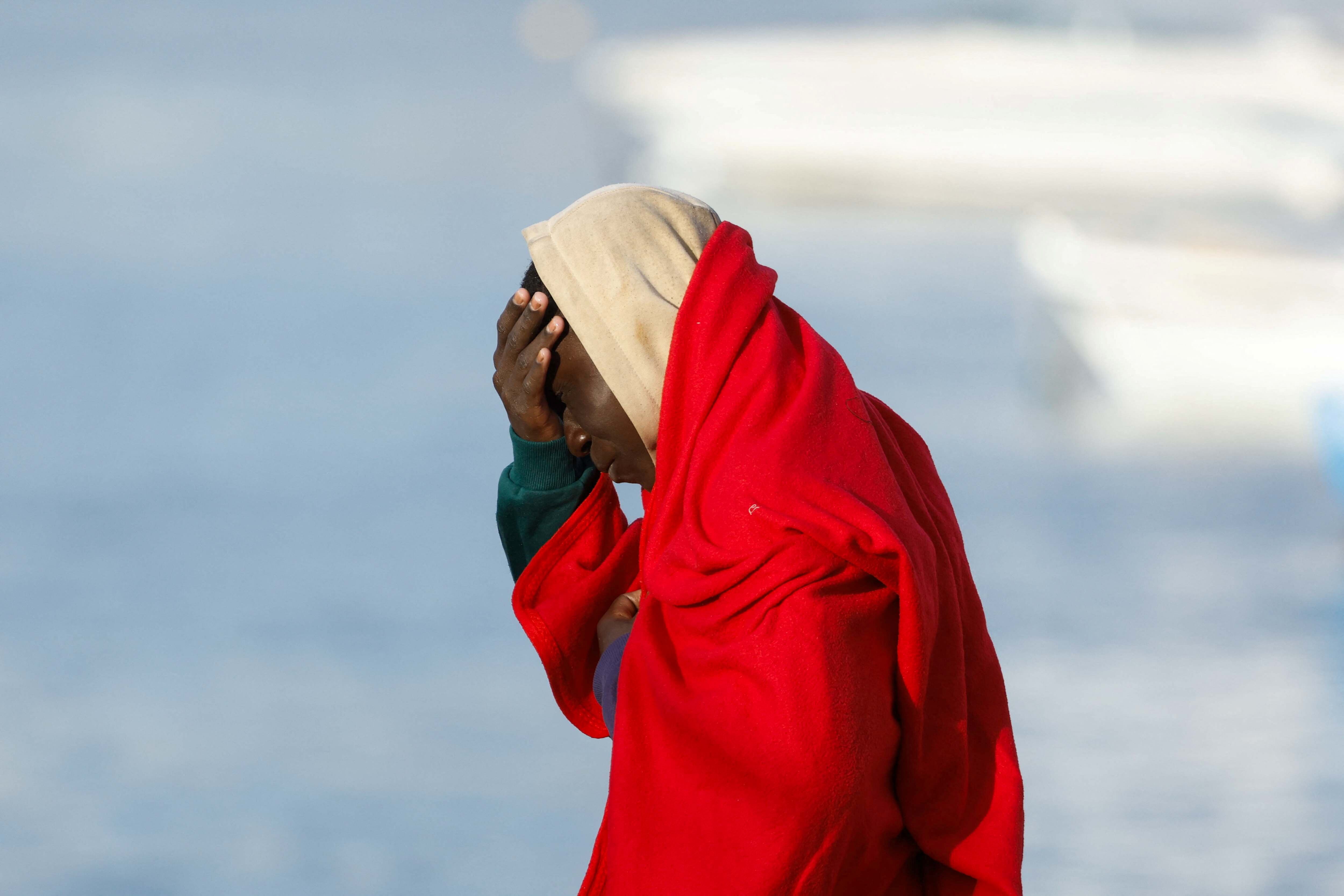 Un migrante africano a su llegada al puerto de Arguineguín en Gran Canaria. (REUTERS/Borja Suárez)