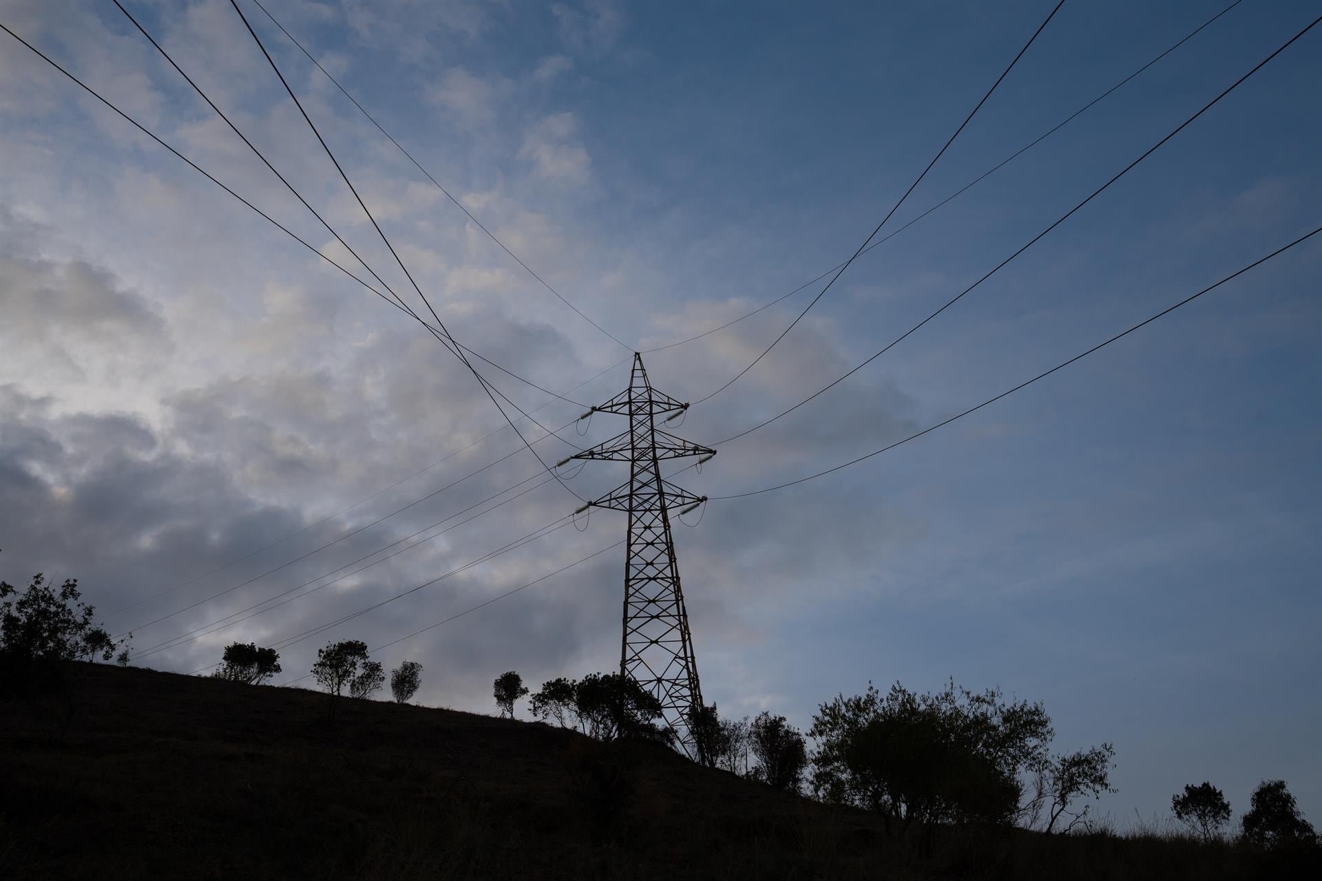 El precio de la luz cae un 18% este domingo, hasta los 69 euros, y costará casi 0 euros durante cuatro horas