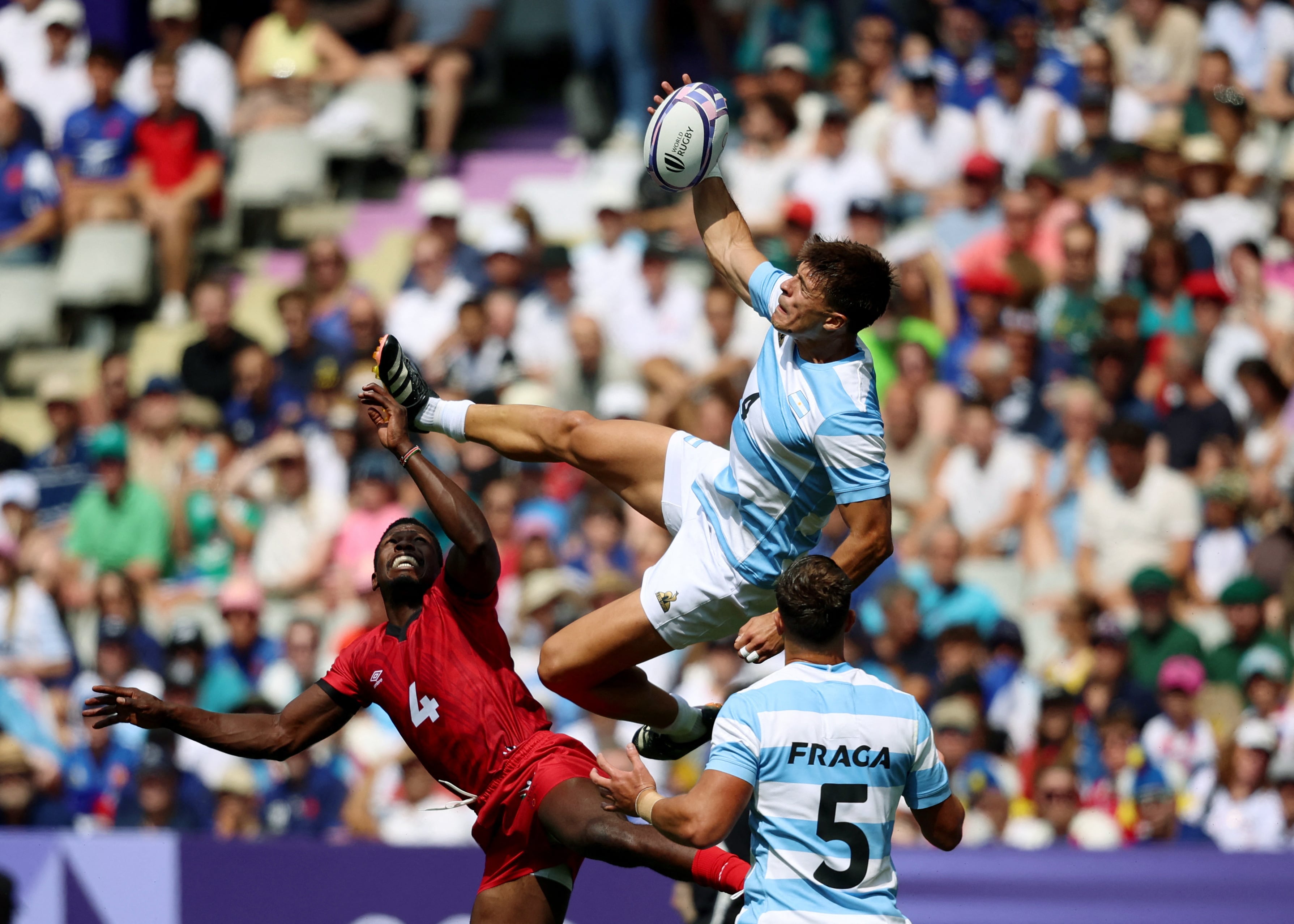 Matteo Graziano gana la pelota ante Vincent Onyala. Los Pumas derrotaron a Kenia en el debut olímpico (REUTERS/Phil Noble)