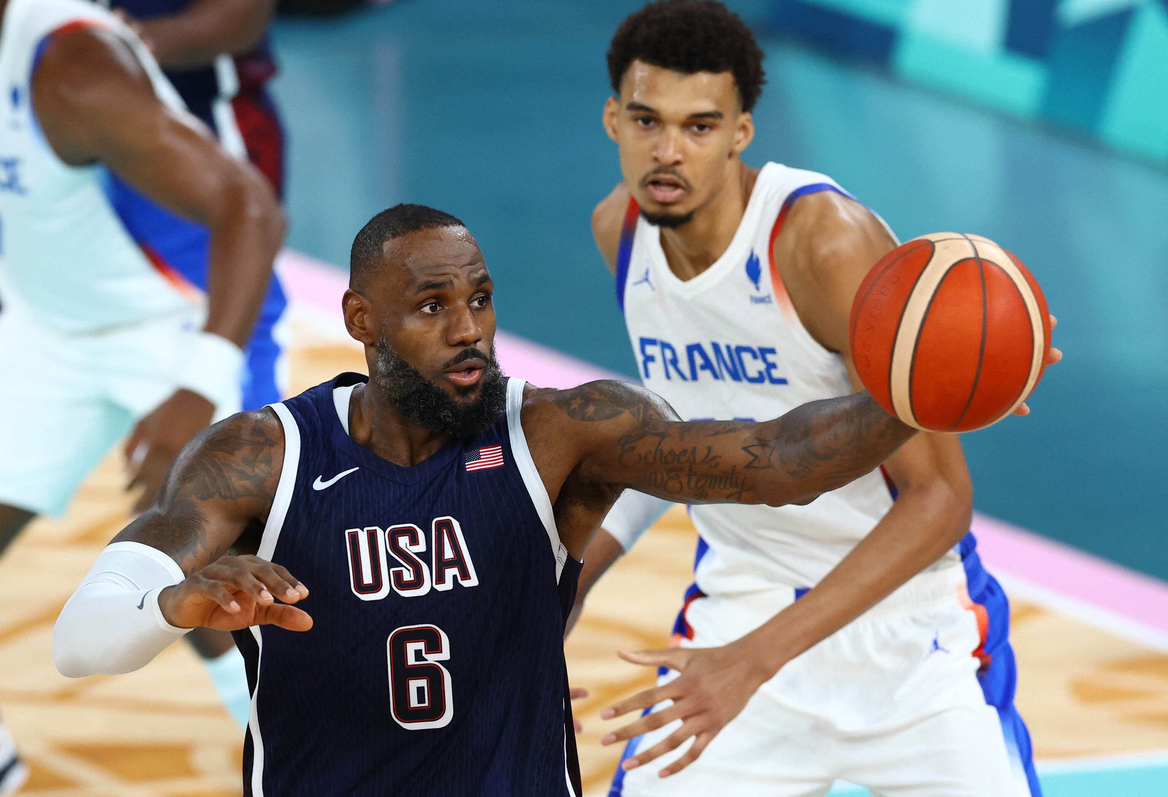 Lebron James ante Victor Wembanyama en la final olímpica del básquet masculino en París 2024 (REUTERS/Stephanie Lecocq)