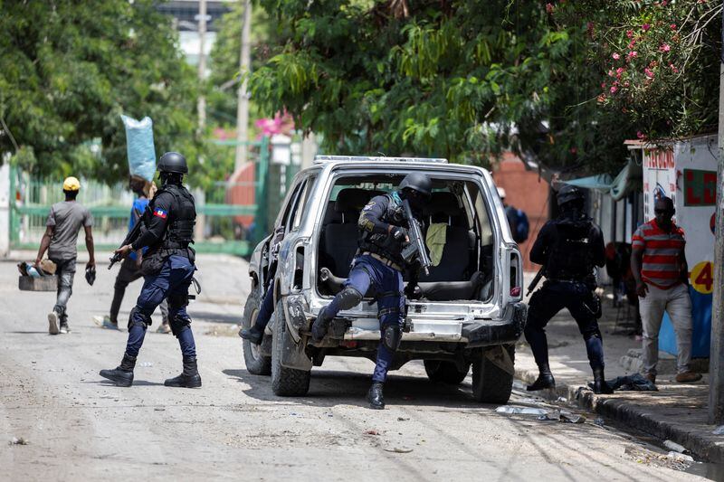 Una unidad especial de la Policía Nacional de Haití (UDMO) patrulla el barrio de Camps de Mars, tras la llegada del primer contingente de policías de Kenia como parte de una misión de mantenimiento de la paz en el país caribeño, en Puerto Príncipe, Haití, el 30 de junio de 2024. REUTERS/Ricardo Arduengo