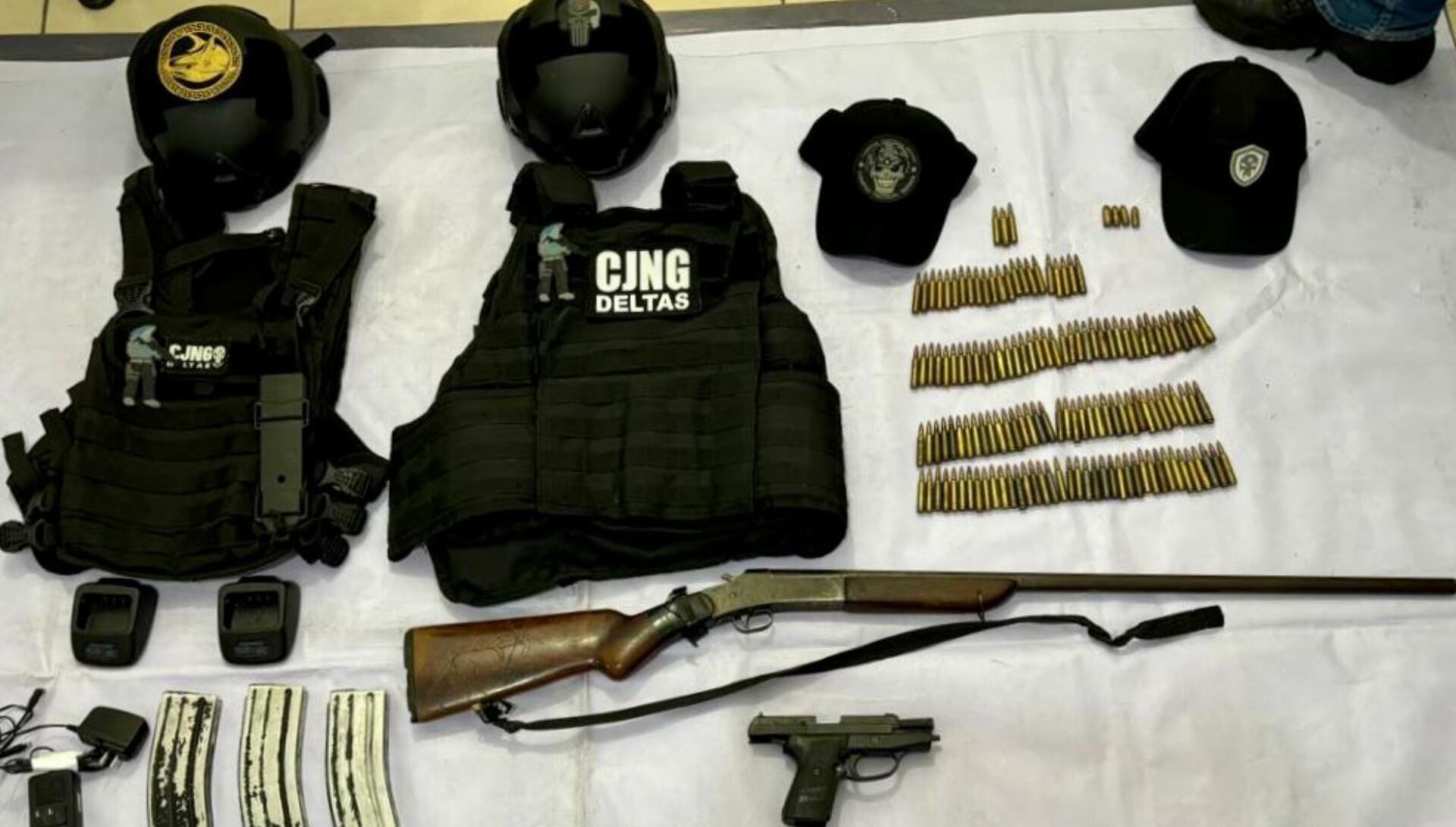 El arsenal asegurado a la célula criminal hace referencia a un brazo armado del CJNG. (Secretaría de Seguridad del Estado de México)