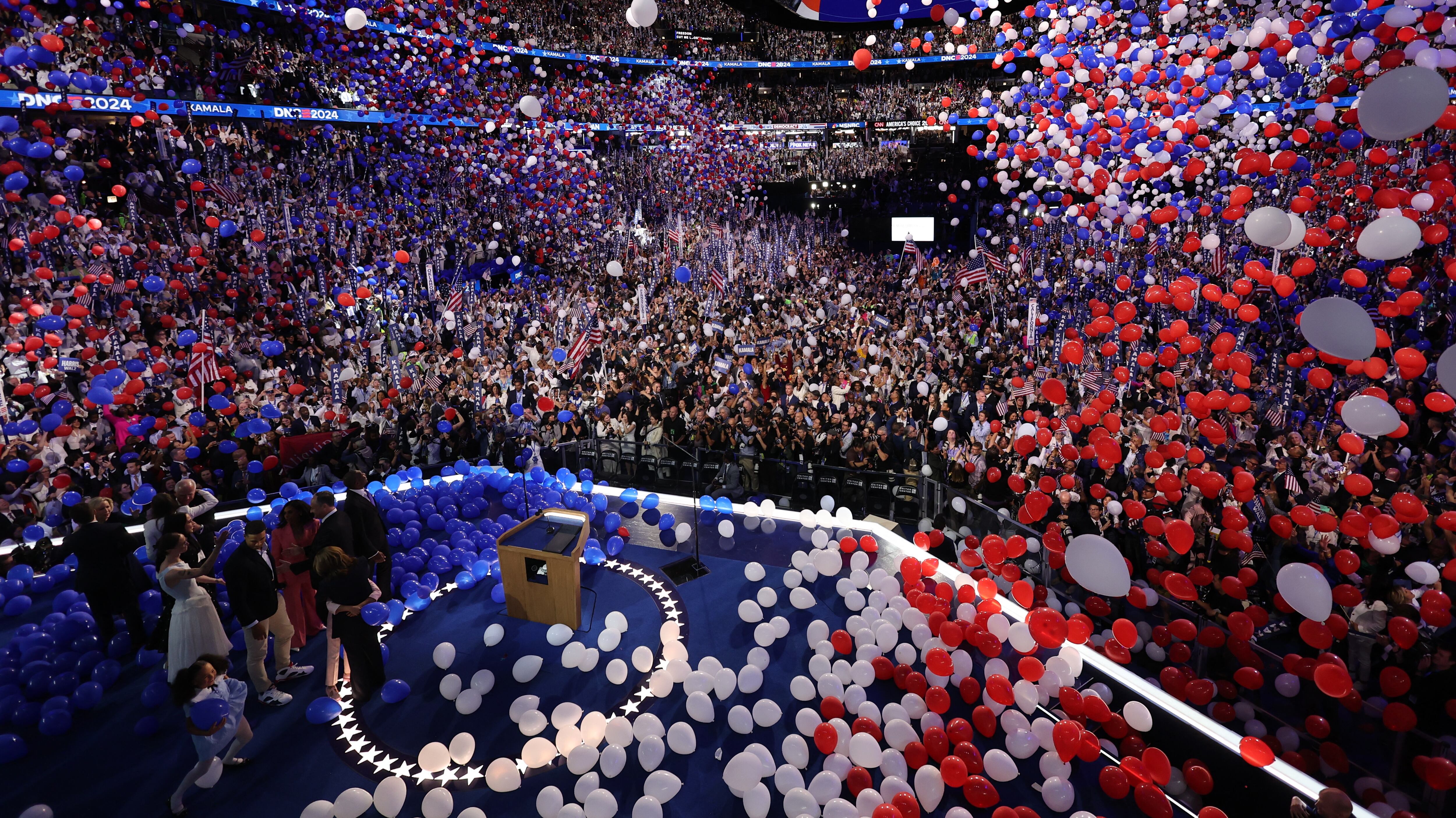 Kamala Harris cerró su discurso haciendo hincapié en el “privilegio y el orgullo de ser estadounidense”, y luego miles de globos rojos, blancos y azules cayeron del techo del United Center Arena (REUTERS/Mike Segar)