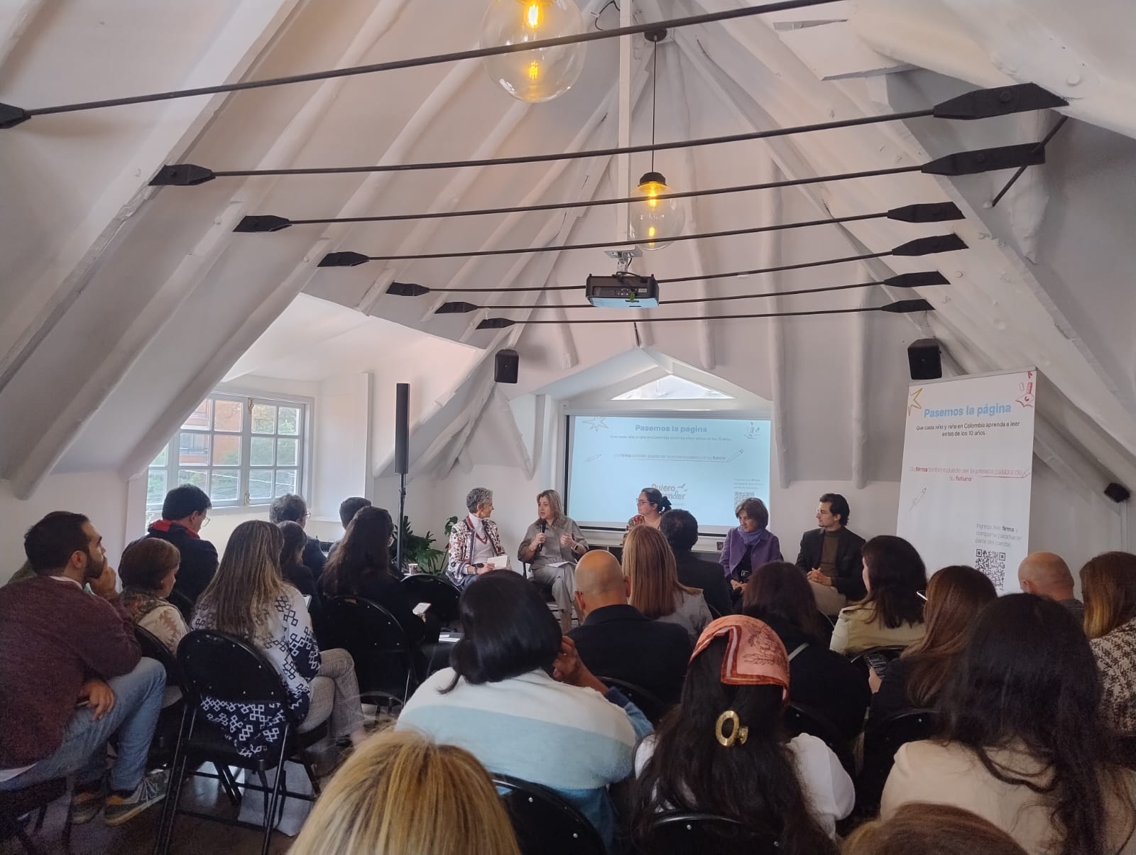 El panel contó con la participación de Cecilia María Vélez, exministra de Educación de Colombia; Edna Bonilla, profesora asociada de la Universidad Nacional de Colombia y exsecretaria de Educación de Bogotá; Carolina Piñeros, directora ejecutiva de Red PaPaz; y Juan Pablo Aristizábal, director general de la Fundación Aprender a Quererte - Crédito: Cube Comunicaciones