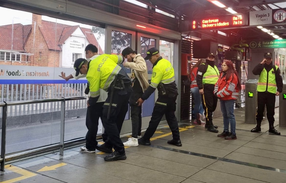 En varias estaciones de la ciudad hicieron operativo - crédito @TransMilenio/X