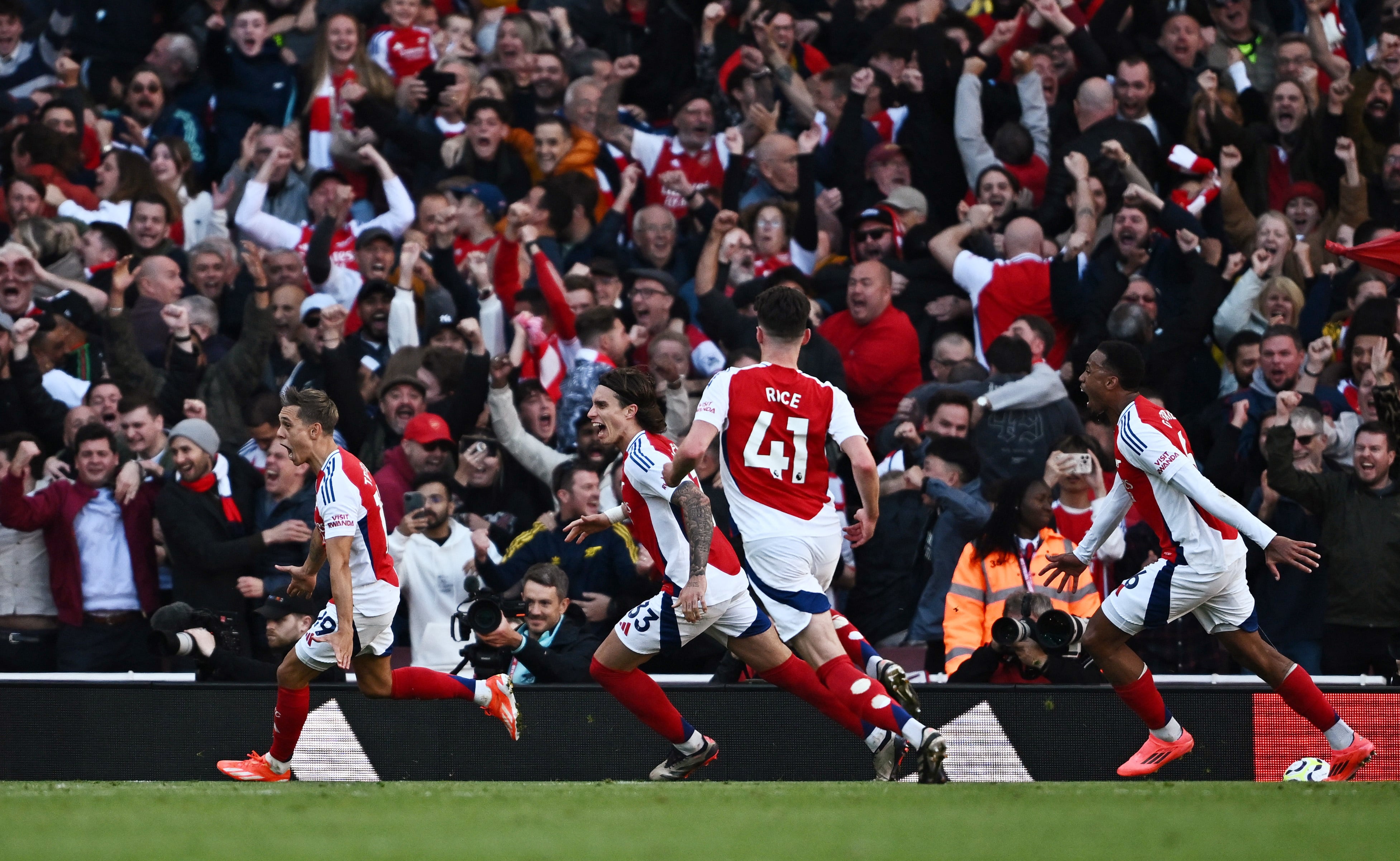 Leandro Trossard celebrando el tercer gol junto al italiano Riccardo Calafiori, el inglés Declan Rice y el brasileño Gabriel Magalhaes en el partido ante Leicester City en Londres en la victoria de Los Gunners ante los Zorros por 4-2 el 28 de septiembre de 2024-crédito Dylan Martinez/REUTERS