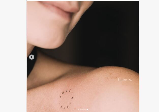 Cruz, reconocida por su estilo minimalista, ha ampliado su colección de tatuajes con una nueva frase: “aquí y ahora”. Esta elección refleja su filosofía de vida actual y su deseo de vivir el presente - crédito @carolinacruzosorio/Instagram