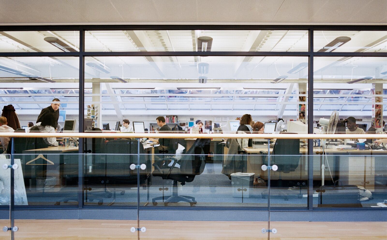 Trabajadores en una oficina. (Getty).