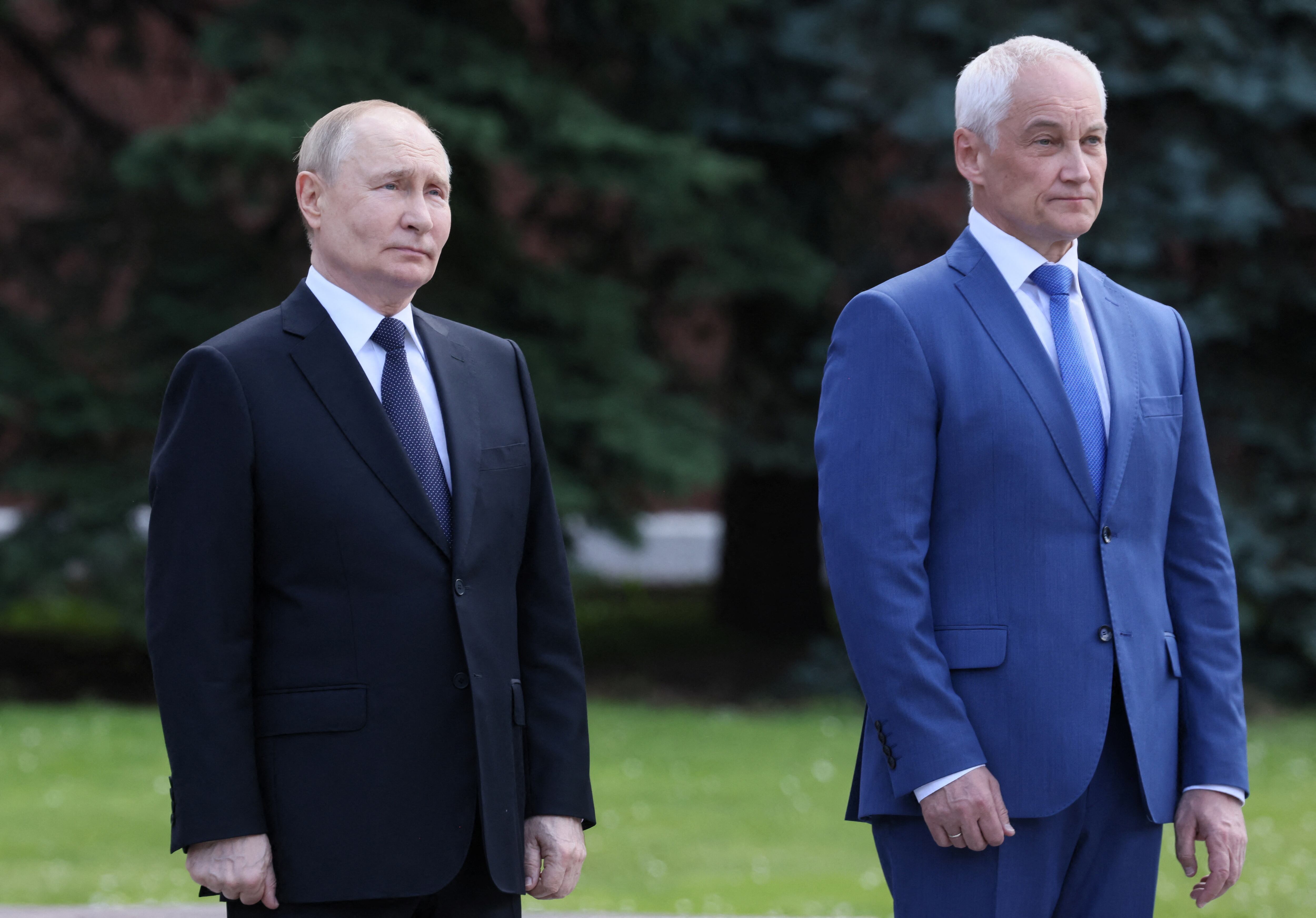 El presidente ruso, Vladimir Putin, y el ministro de Defensa, Andrei Belousov. Sputnik/Mikhail Metzel/Pool vía REUTERS