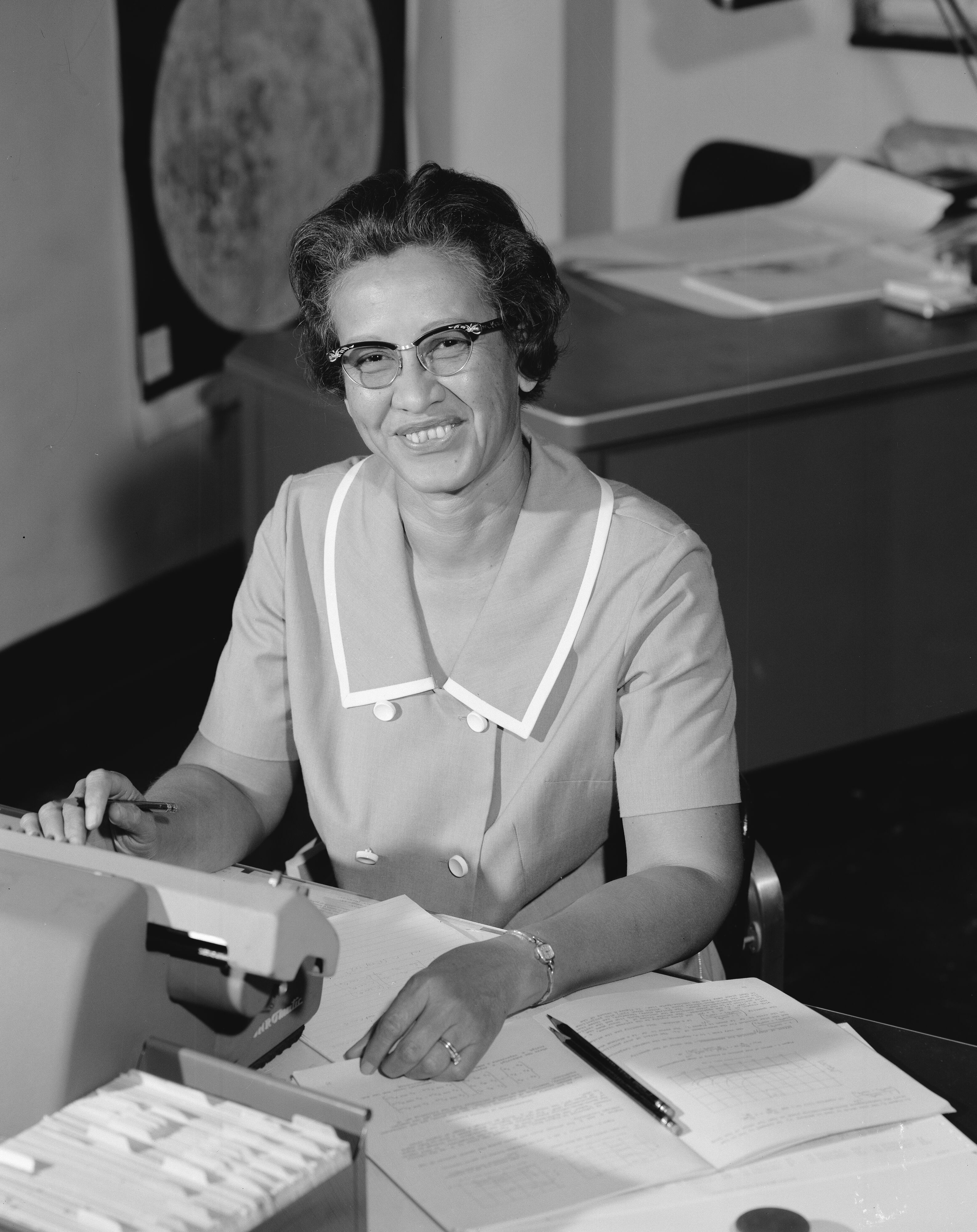 Esta fotografía proporcionada por la NASA muestra a la matemática Katherine Johnson en 1966. El presidente de la Cámara elogió a las matemáticas afroamericanas, destacando su valentía en un contexto de discriminación (NASA/AP)