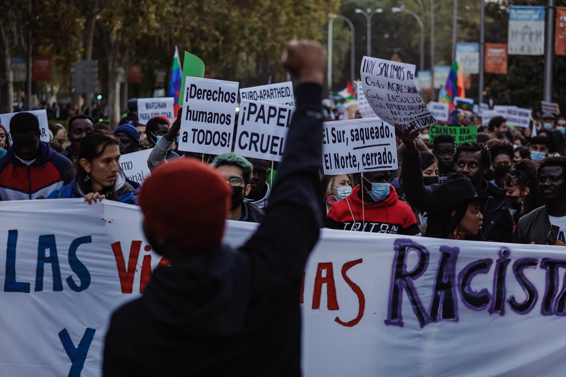 Cientos de personas participan en una manifestación antirracista en Madrid en 2021. (Carlos Luján / Europa Press)