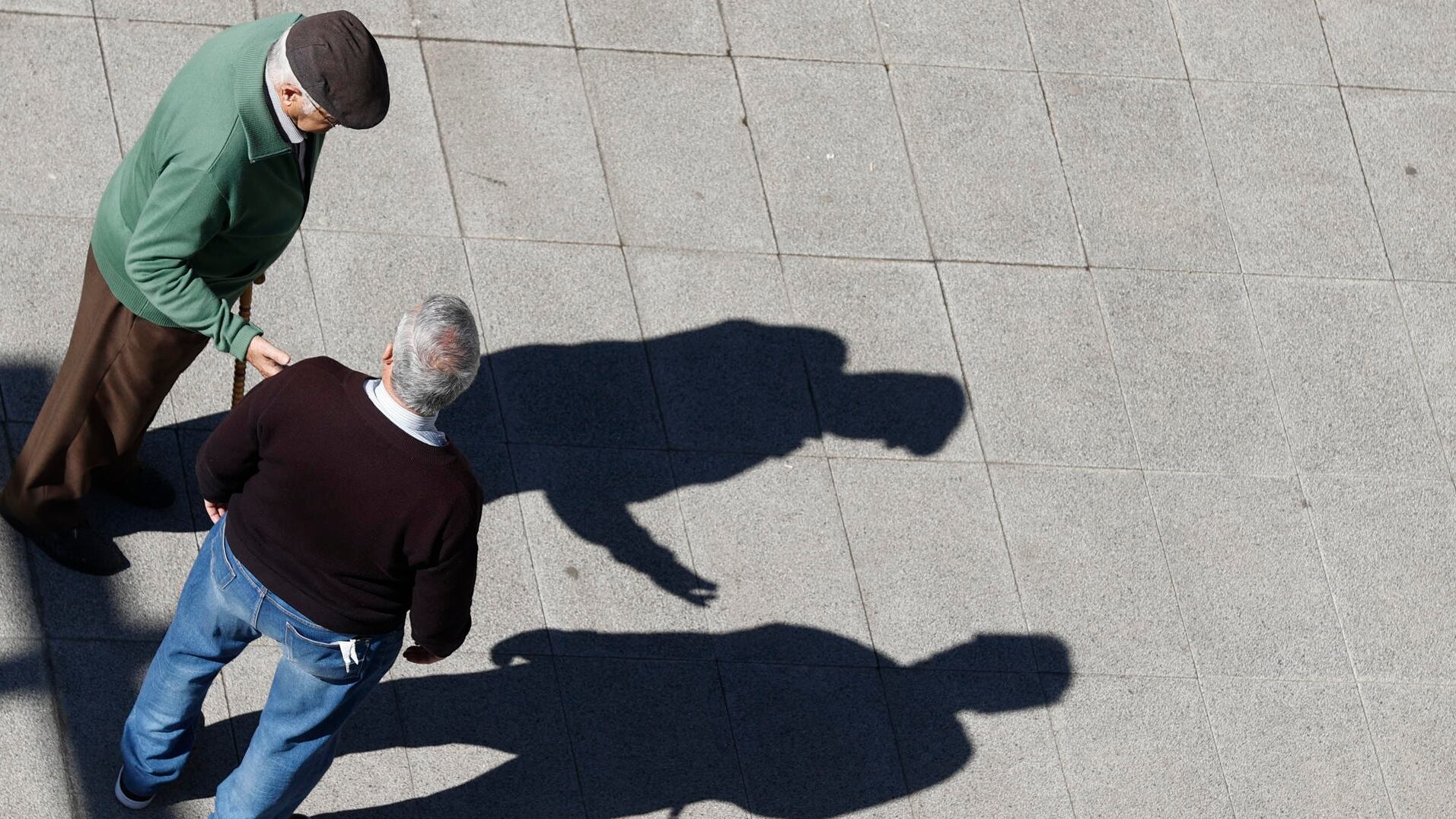 Dos jubilados charlan en la calle. (EFE/Luis Tejido).