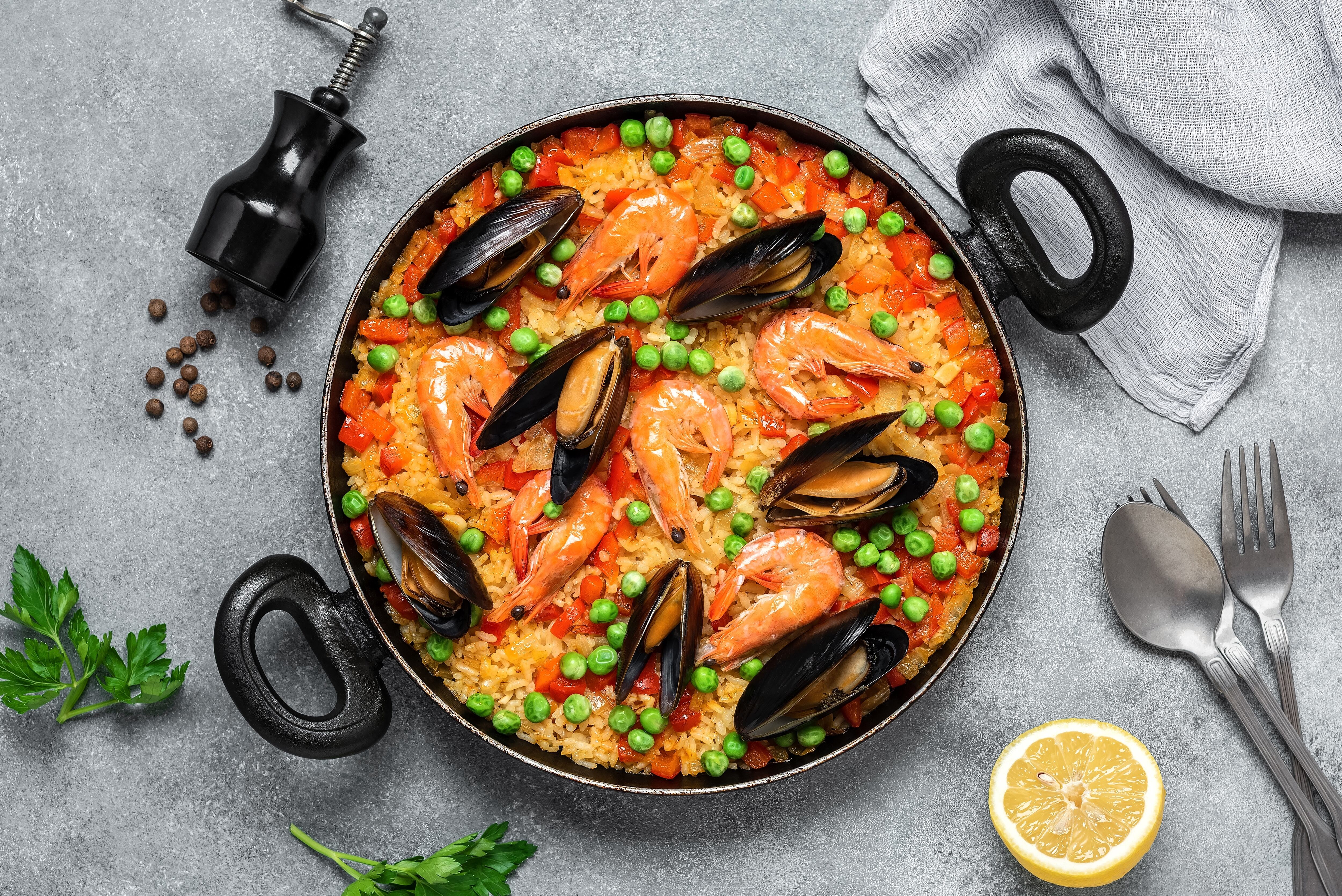 Receta de paella de marisco (ShutterStock).