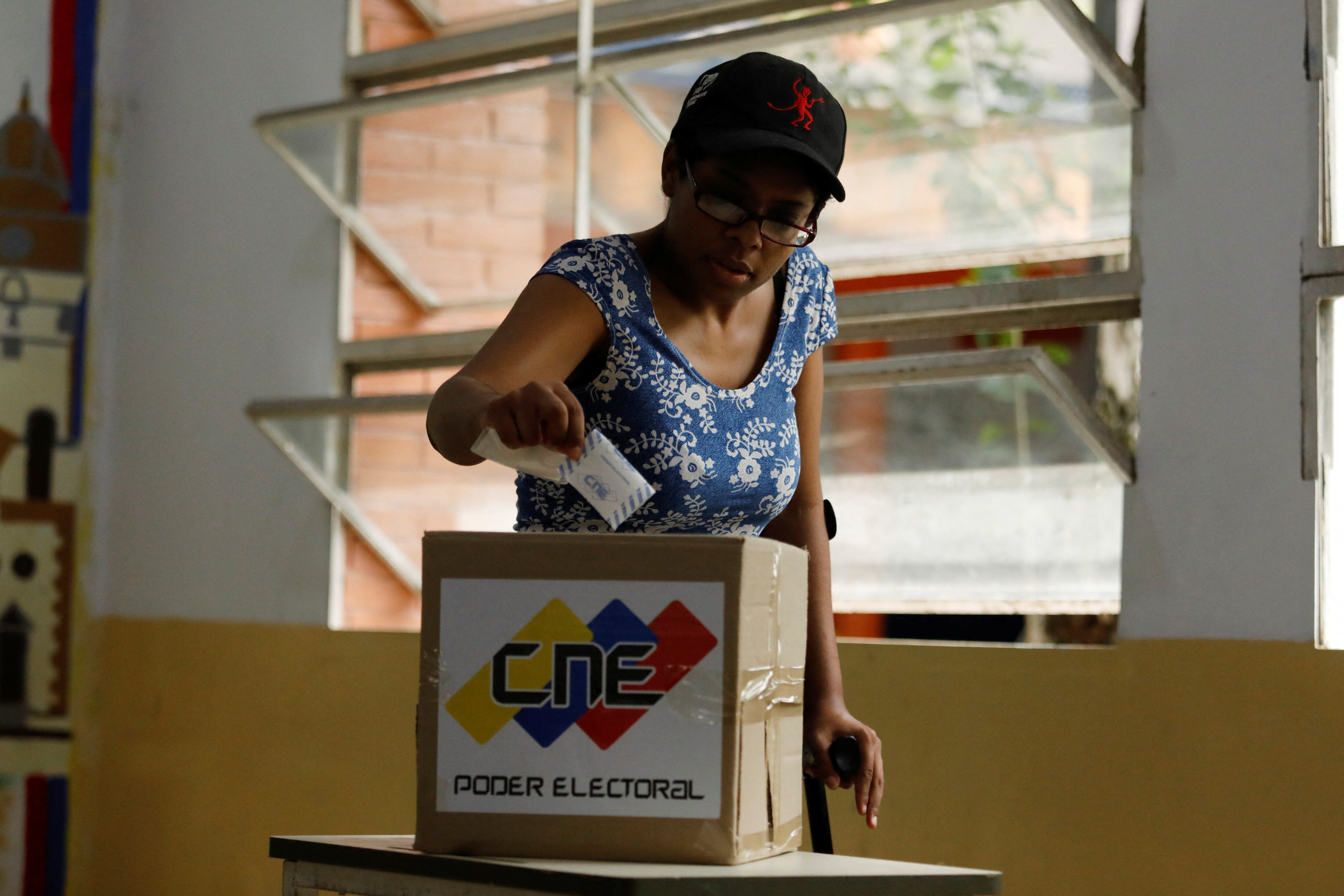 Una mujer deposita su voto en un simulacro electoral (REUTERS/Leonardo Fernandez Viloria)