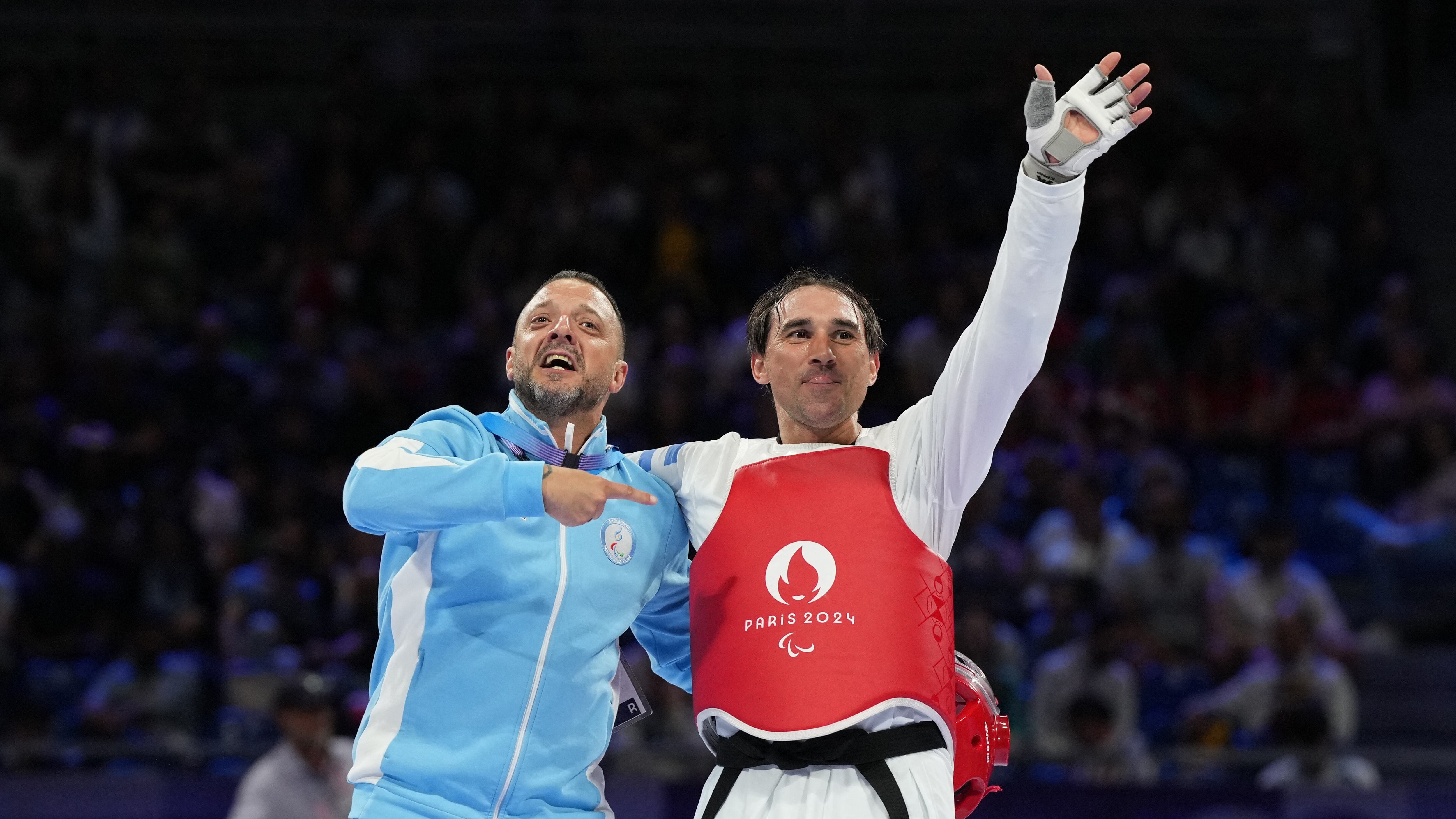 Juan Eduardo Samorano celebra su victoria ante el uzbeko Javokhir Alikulov que le dio la medalla de bronce en Paris 2024 (REUTERS/Maja Smiejkowska)