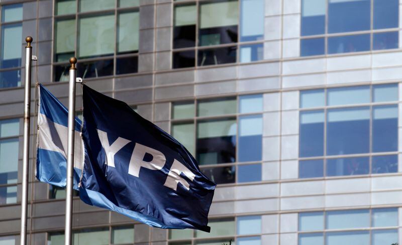 Una bandera de la empresa petrolera YPF ondea junto a una bandera argentina frente a la sede de YPF en Buenos Aires. Argentina. Foto de archivo , April 17, 2012.   REUTERS/Marcos Brindicci