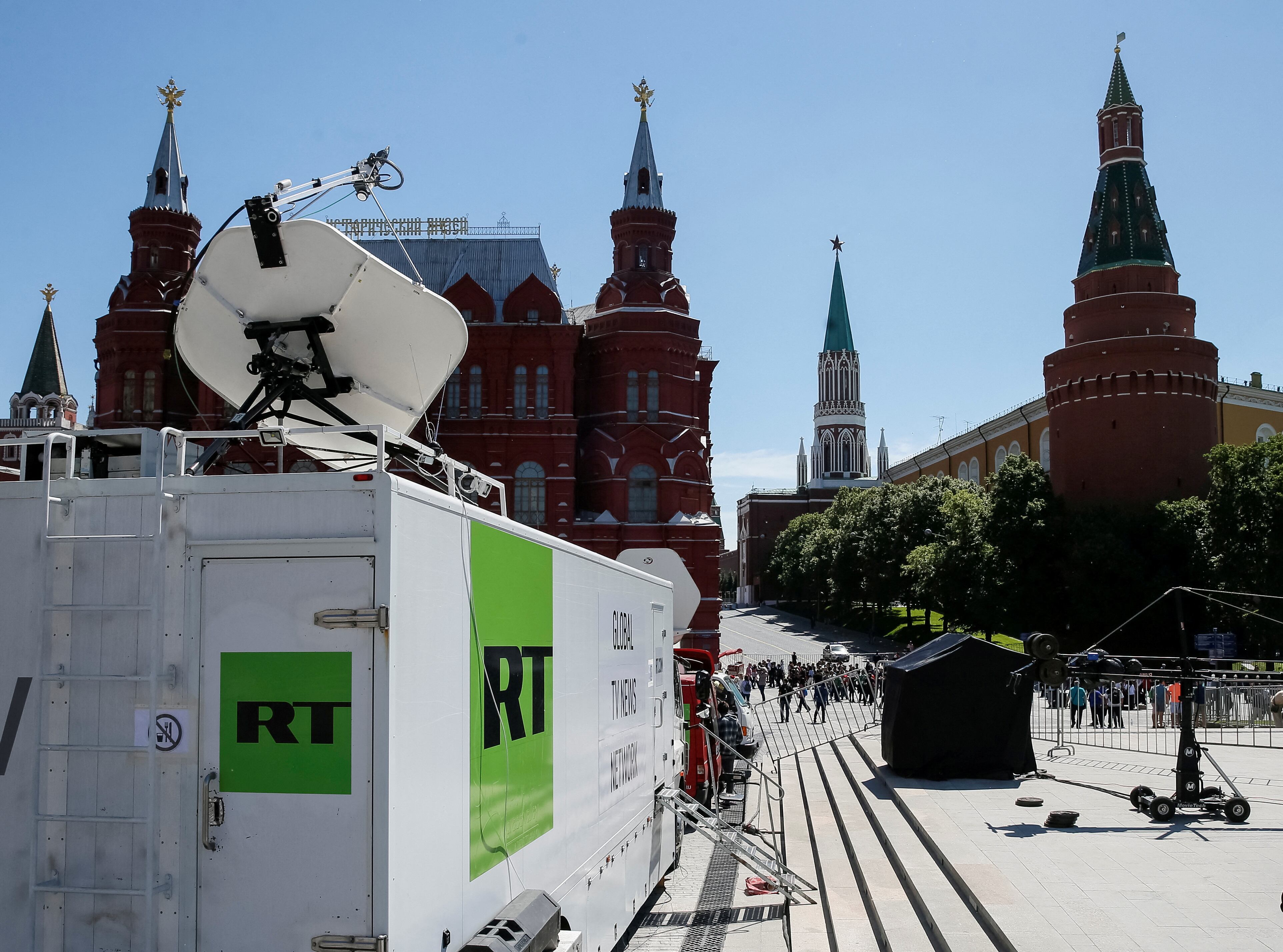 Vehículos de la cadena estatal rusa Russia Today (RT) cerca de la Plaza Roja en el centro de Moscú, Rusia (REUTERS/Gleb Garanich)