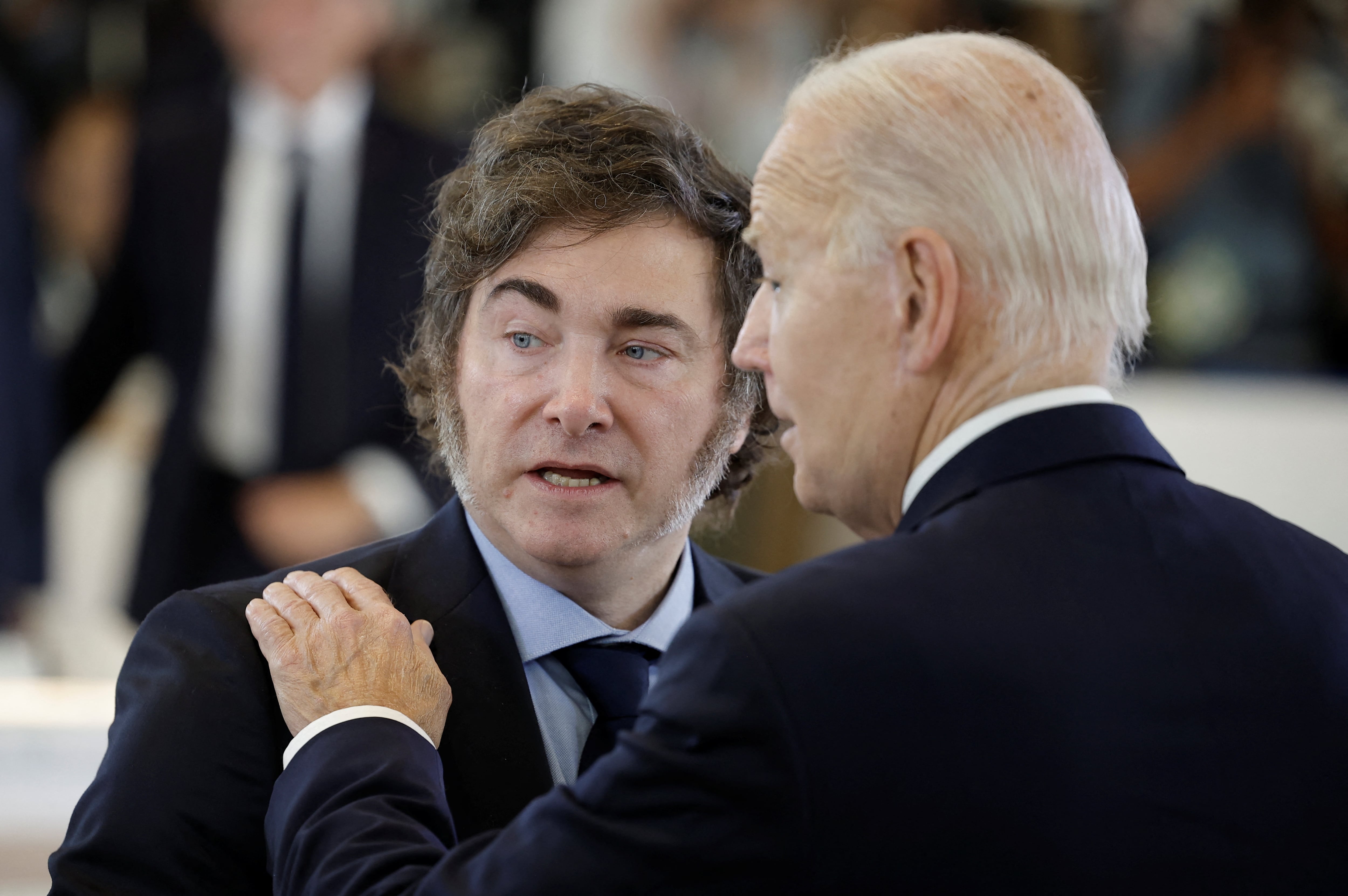 Javier Milei y Joseph Biden conversan durante el G7 en Italia