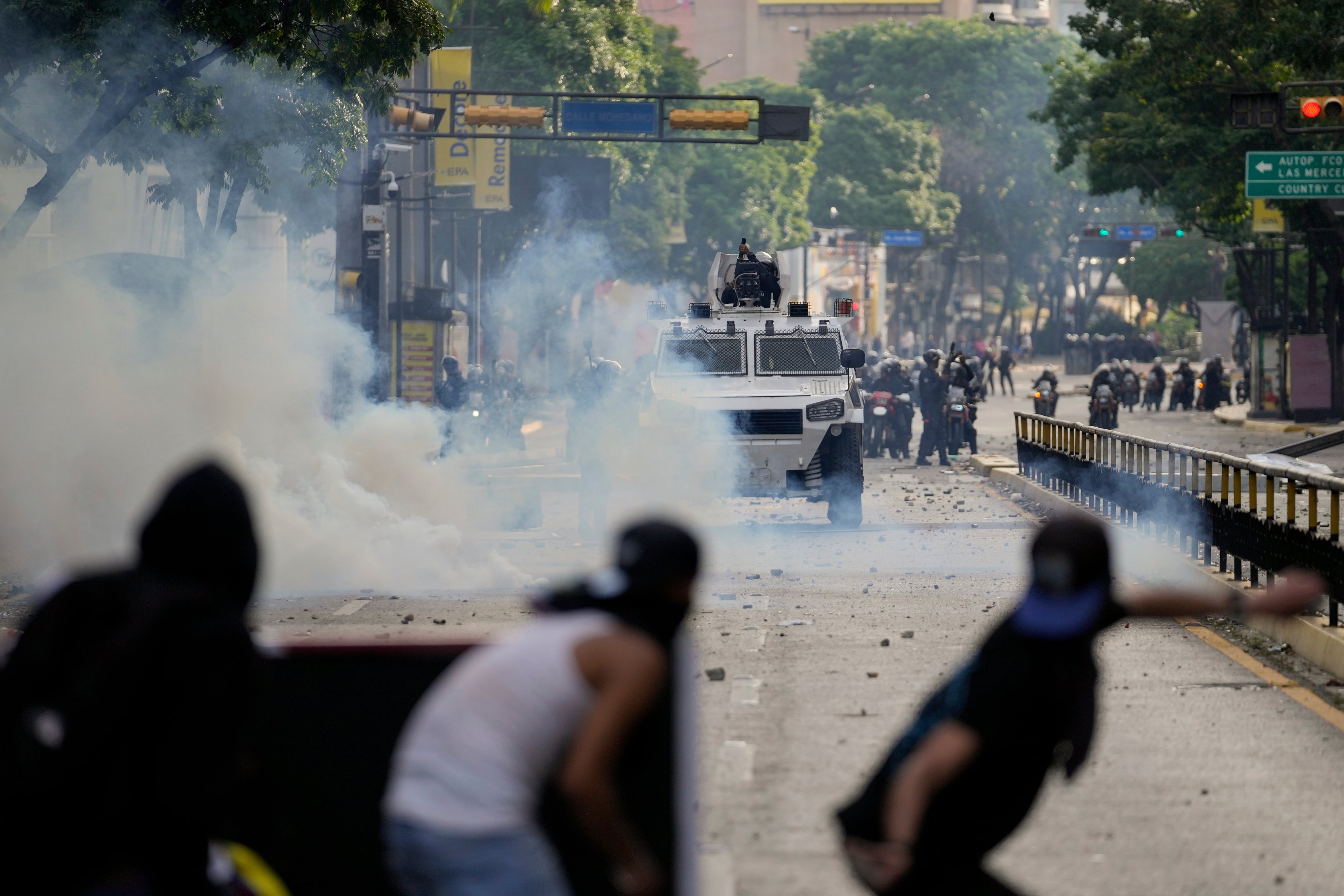 Manifestantes se enfrentan con la policía durante manifestaciones contra los resultados oficiales que declararon la reelección de Nicolás Maduro, un día después de los comicios. (AP Foto/Matias Delacroix, File)