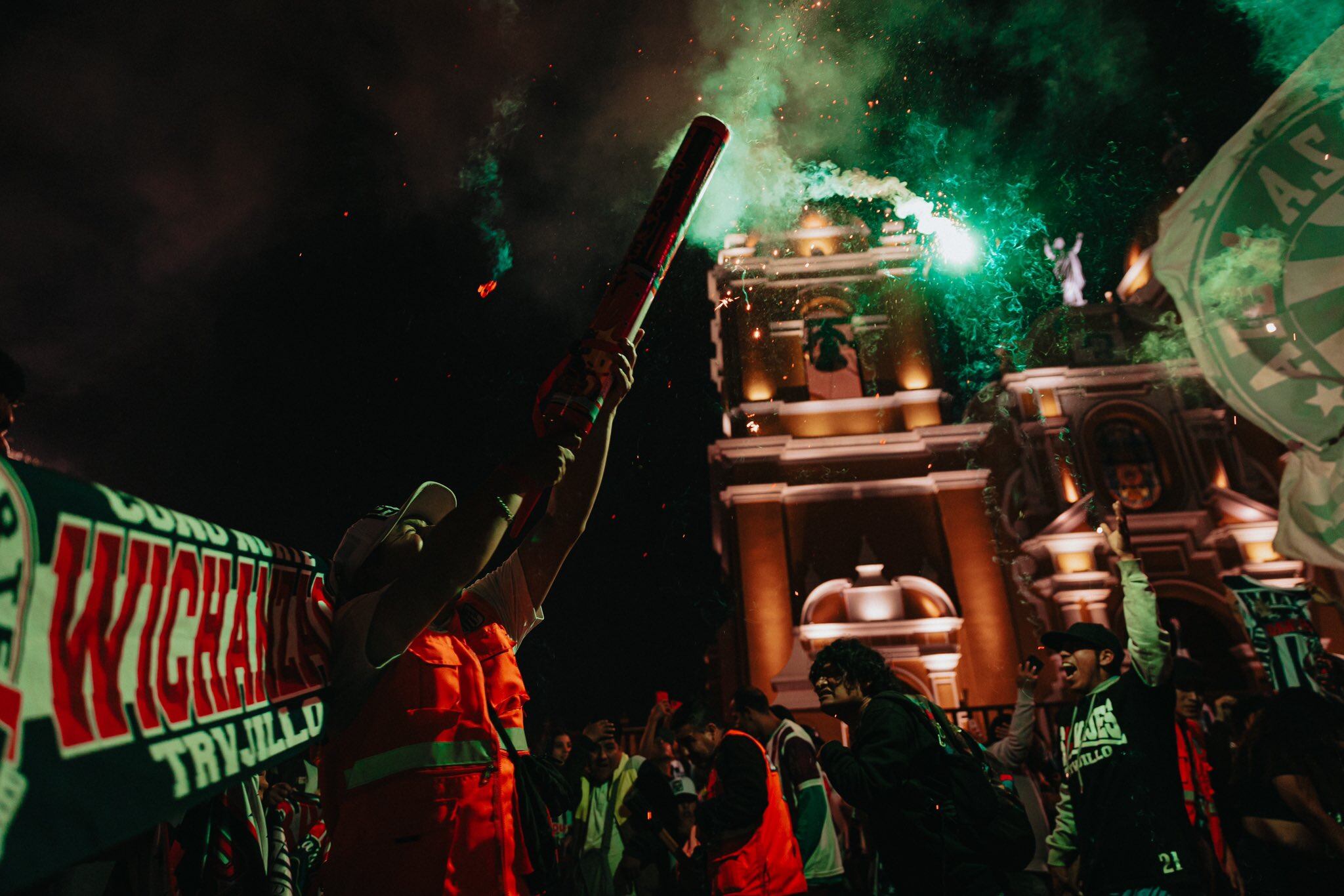 Miles de hinchas de Alianza Lima realizaron el popular banderazo en Trujillo.