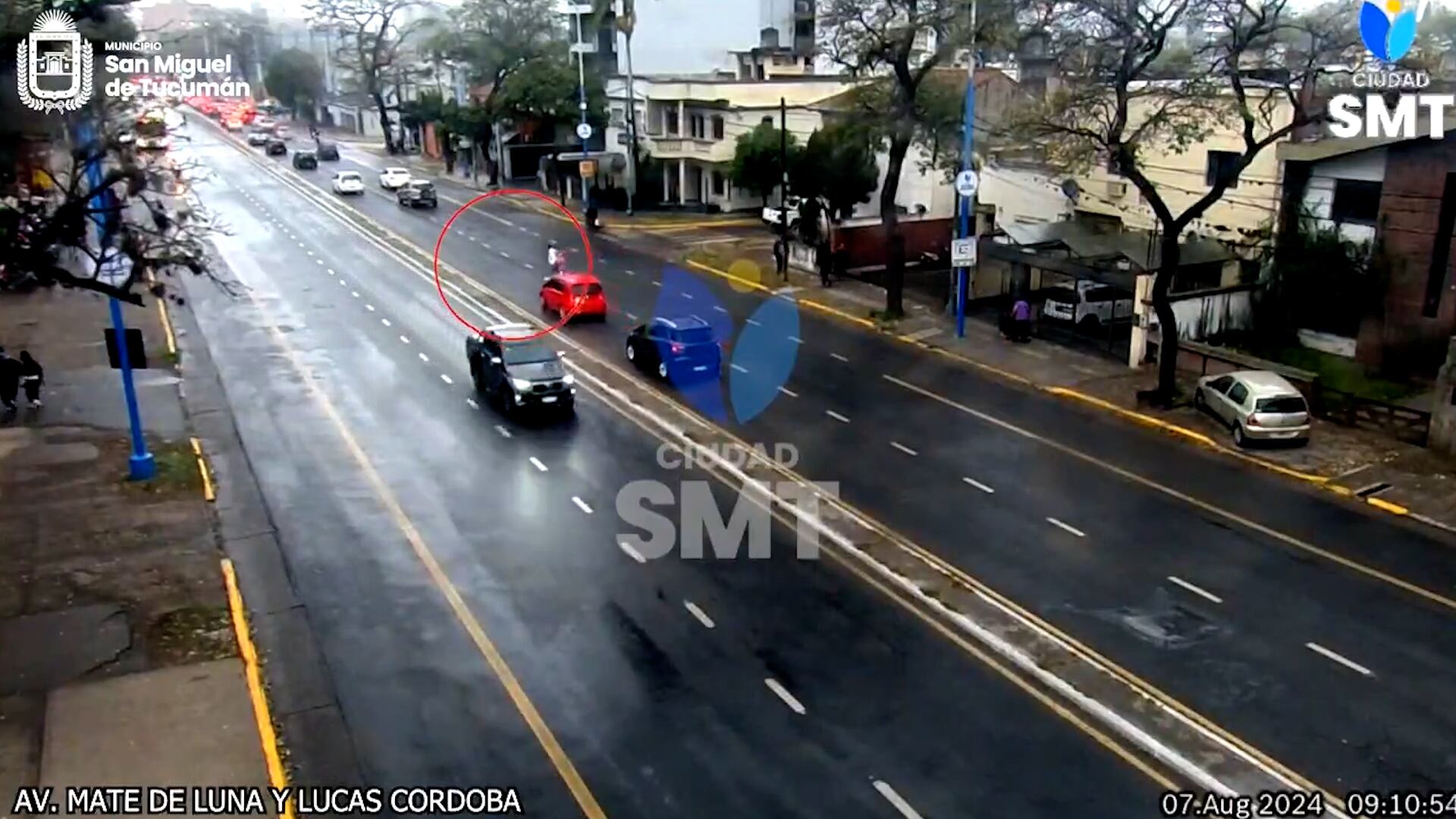 una mujer y su hija se resbalaron al cruzar y fueron arrolladas