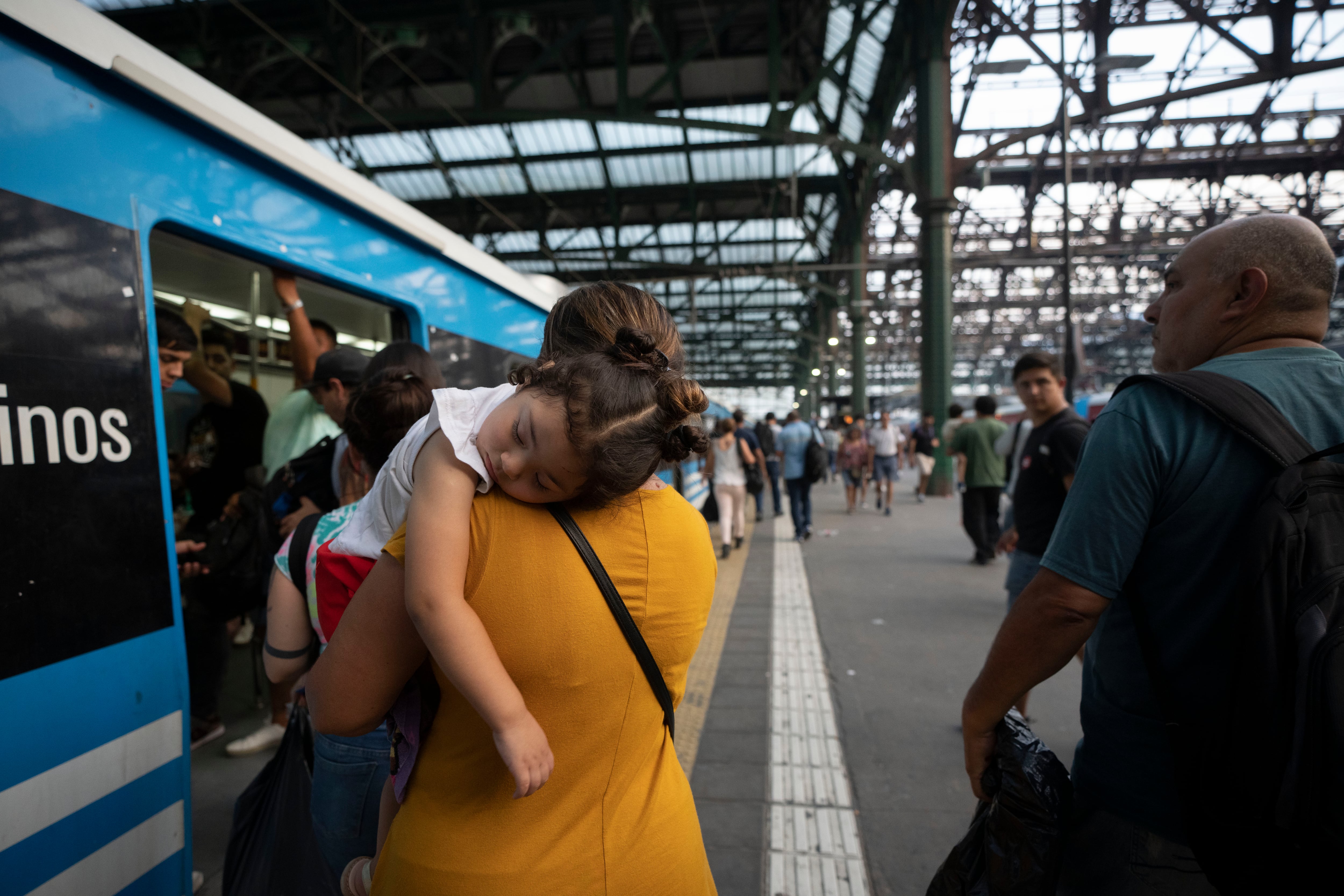 Este lunes comenzó a regir el nuevo cuadro tarifario para los servicios ferroviarios que incluye la suba del 40% dispuesta por la Secretaría de Transporte (AP Foto/Victor R. Caivano)