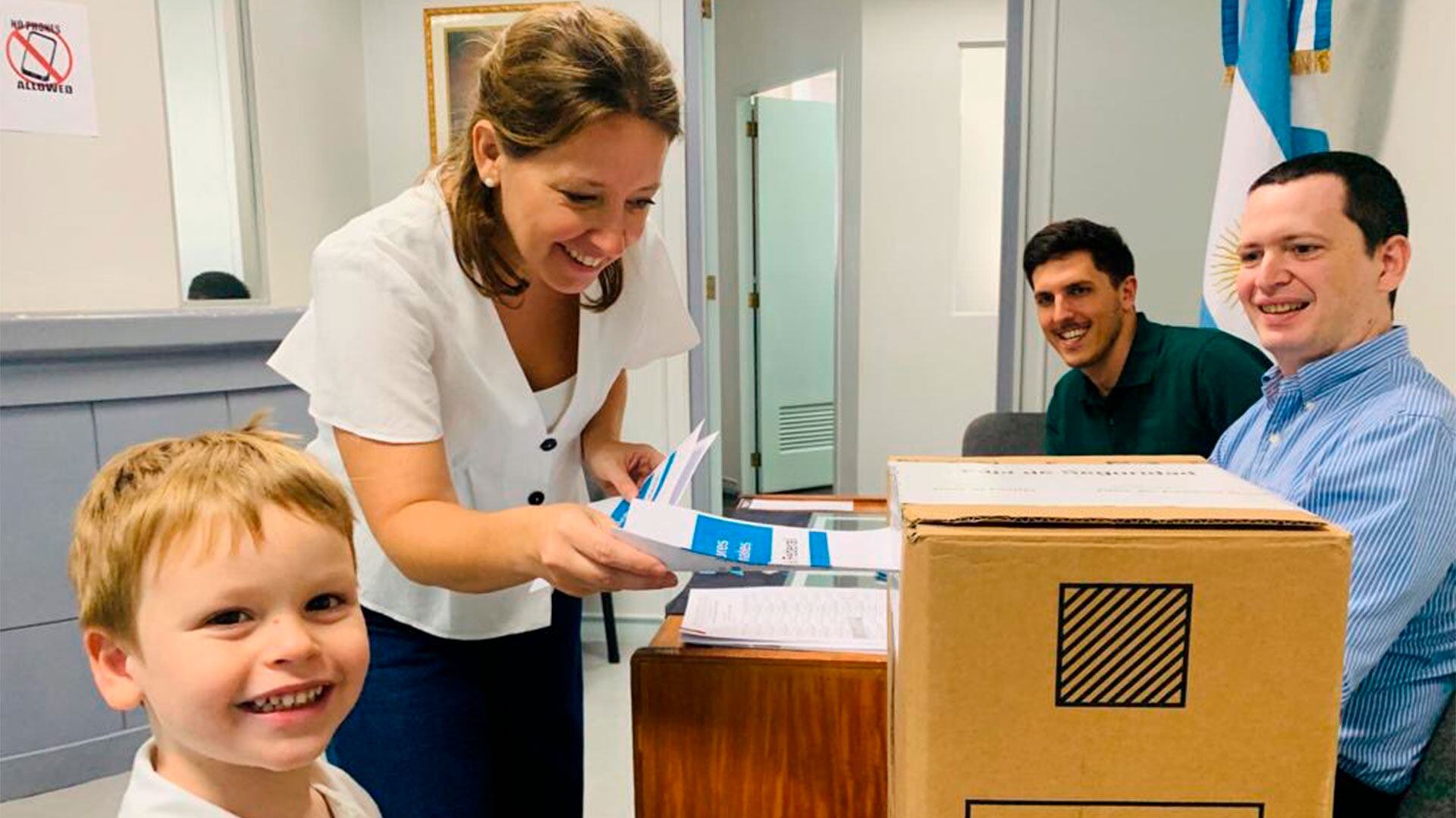 Argentinos votando en un consulado (@JorgeFaurie)