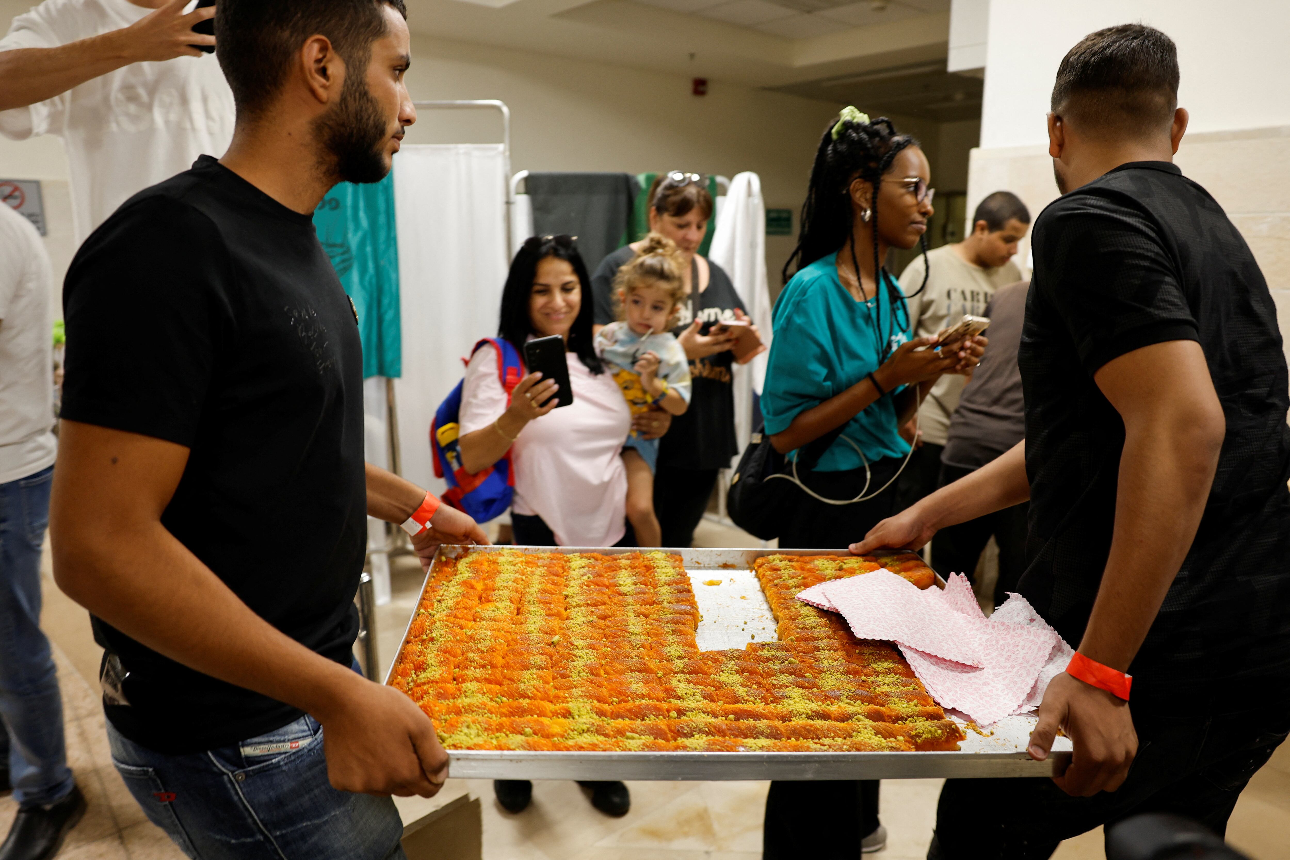 Familiares de Qaid Farhan Alkadi comparten dulces en el Centro Médico Soroka, luego de que fuera rescatado por las fuerzas israelíes, en Beersheba, Israel, el 27 de agosto de 2024. REUTERS/Amir Cohen