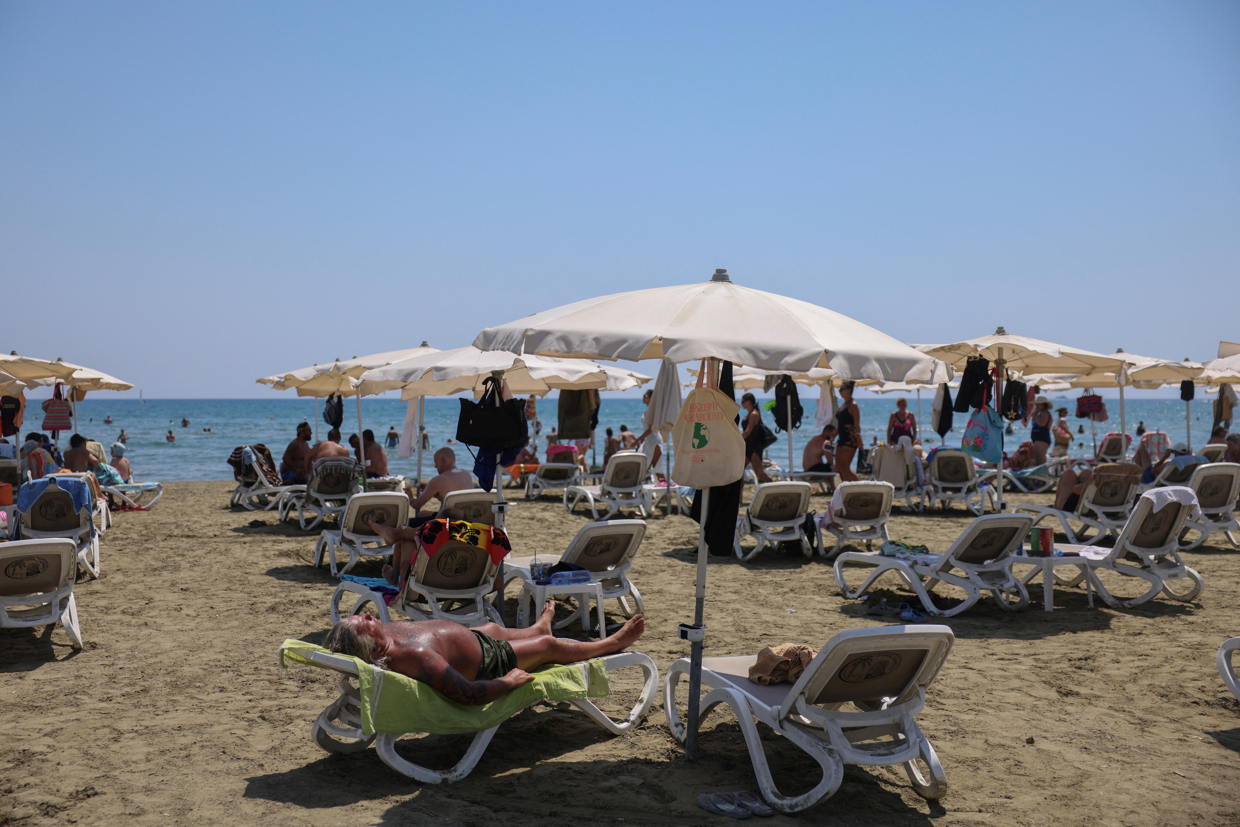 Un turista británico está en estado crítico tras intentar saltar a una piscina desde un balcón en Chipre