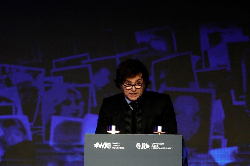 El presidente argentino, Javier Milei, durante el evento conmemorativo antes del 30 aniversario del ataque con bomba contra la Asociación Mutual Israelita Argentina (AMIA) en Buenos Aires, Argentina, el 17 de julio de 2024. Foto: REUTERS/Martin Cassarini