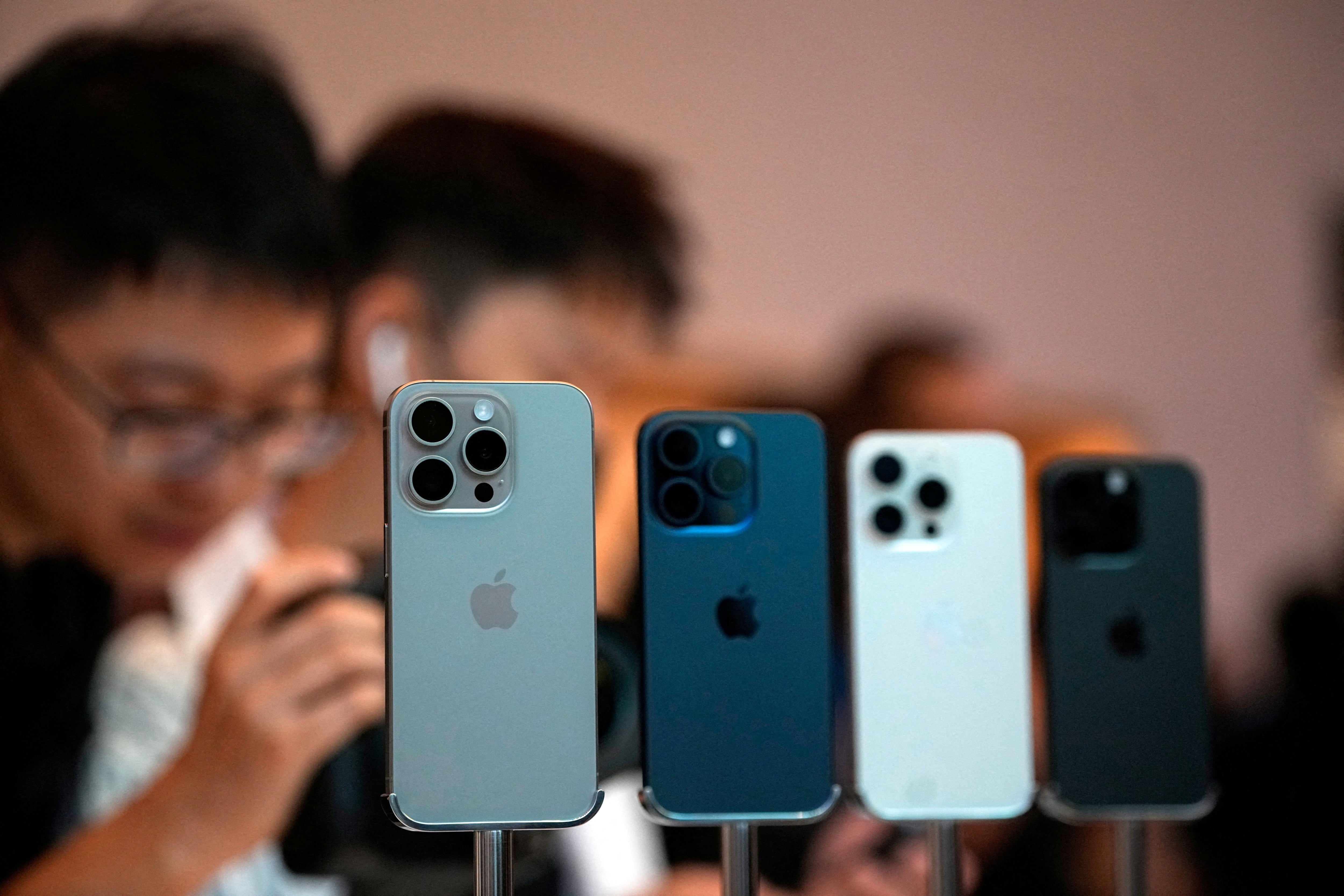 No todos los modelos iPhone son compatibles con iOS 18. REUTERS/Aly Song/File Photo