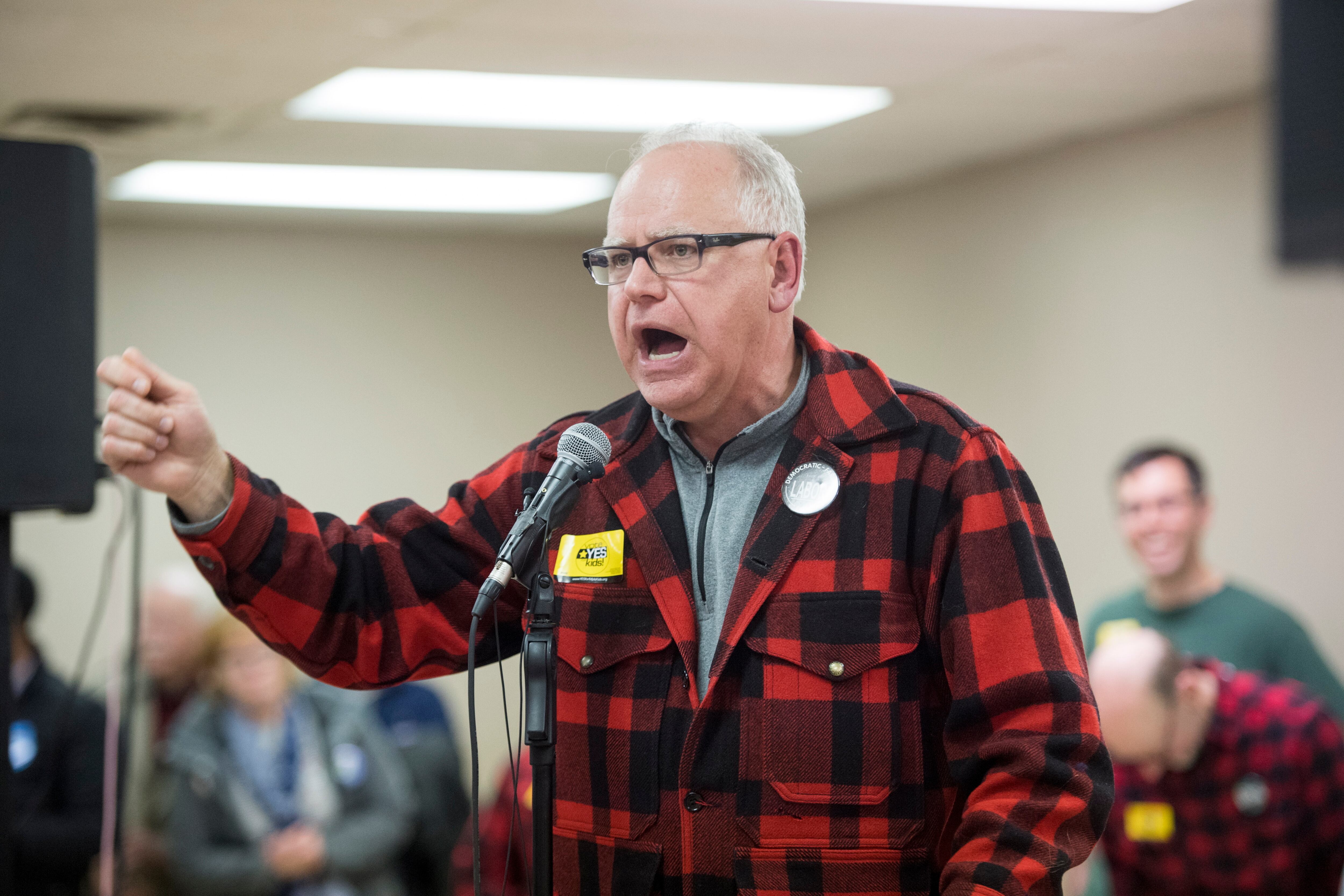 Tim Walz, gobernador de Minesota, mientras habla durante un acto de campaña (Estados Unidos). EFE/Craig Lassig/Archivo) 