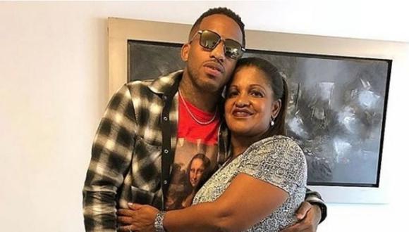 Jefferson Farfán y su mamá. Foto: (Difusión)