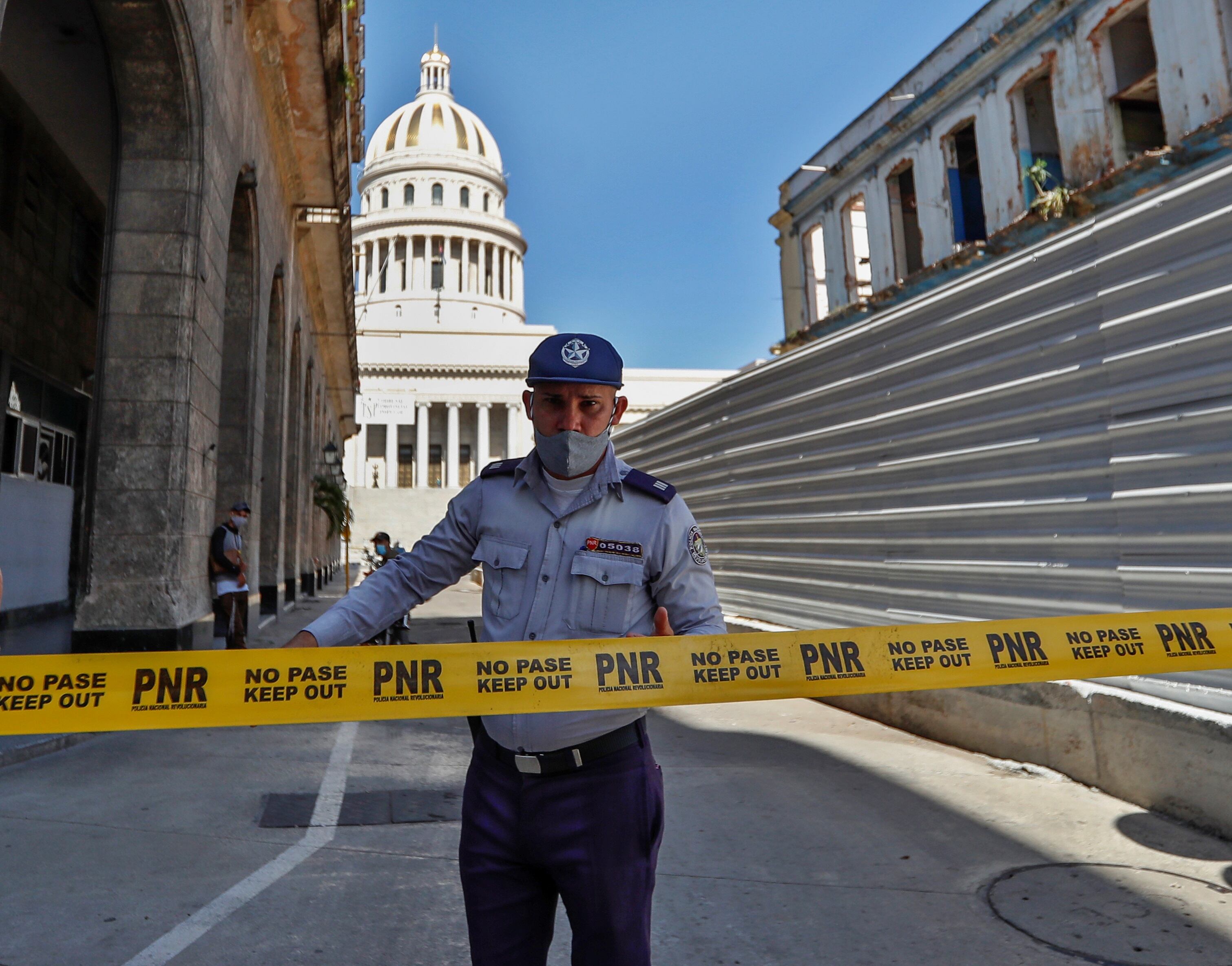 Un policía impide el paso en las cercanías del Capitolio ante las protestas antigubernamentales en julio de 2021 (EFE/Yander Zamora)
