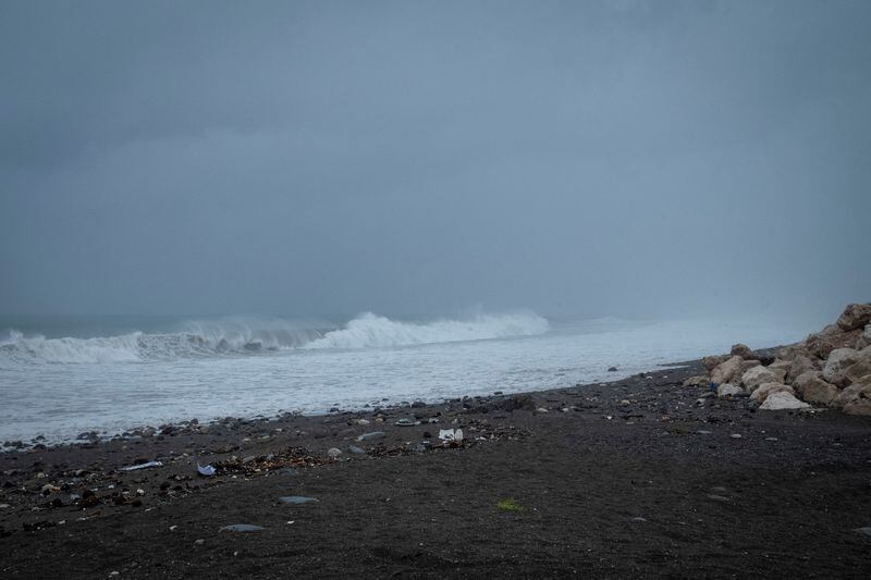 Enormes olas rompen cerca de la carretera Nornan Manley que lleva al aeropuerto en  Kingston, Jamaica, donde ya se sienten los vientos huracanados de Beryl.  July 3, 2024. REUTERS/Marco Bello