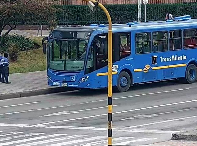 Al sitio llegó asistencia de grúa para movilizar el automotor - crédito @BogotaTransito/X