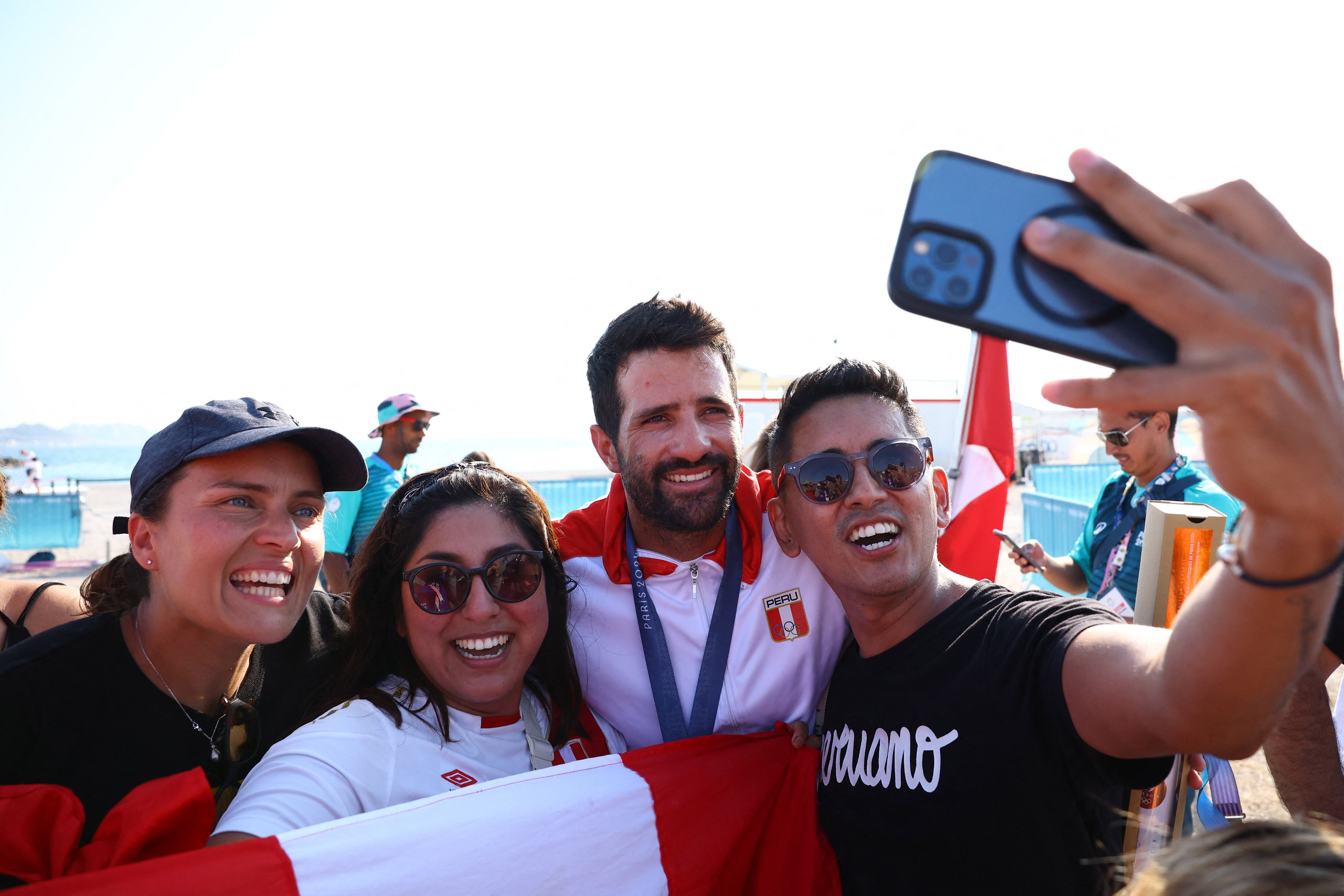 Stefano Peschiera celebrando con su familia la obtención del bronce olímpico en París 2024. - Crédito: Reuters