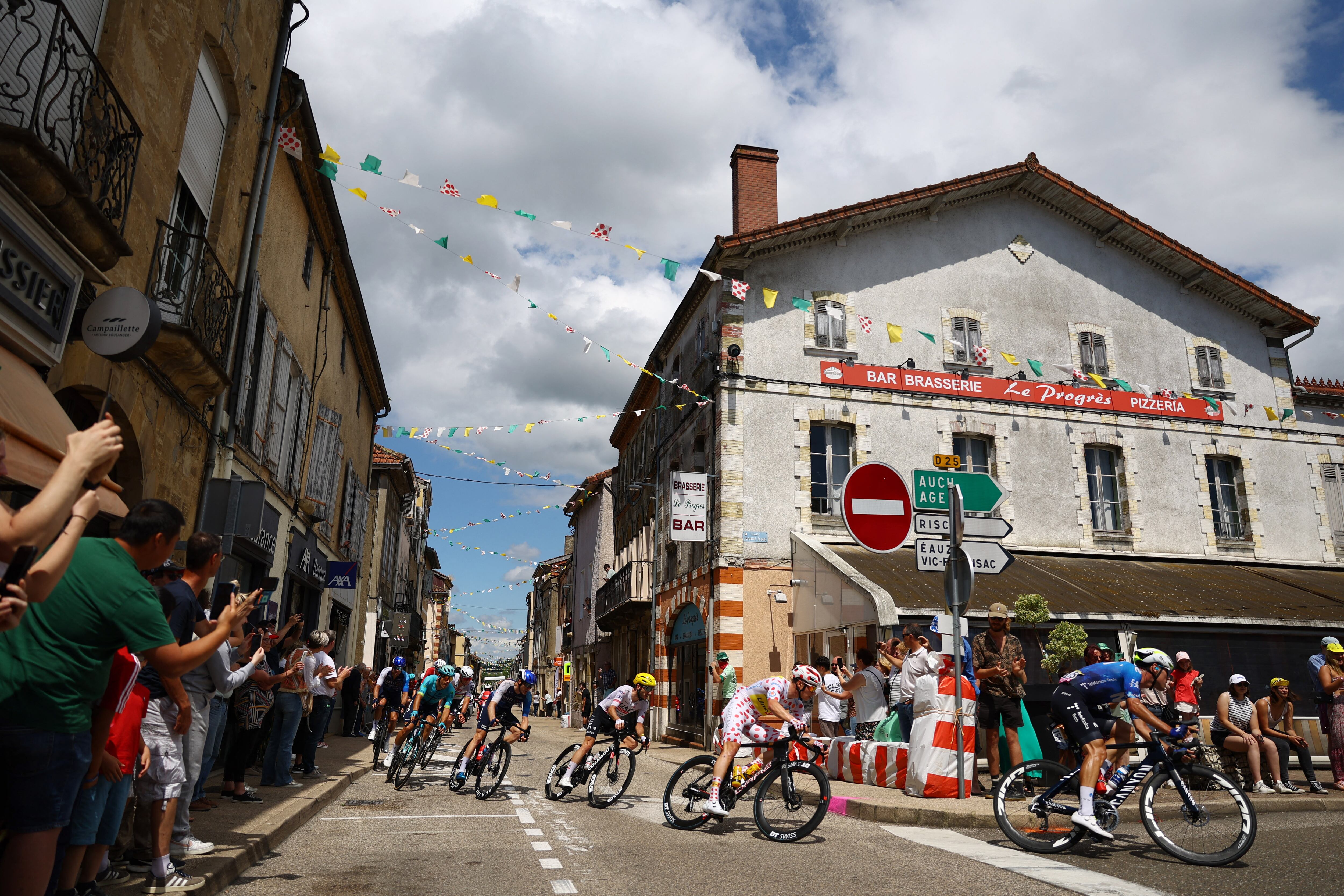 Oier Lazano del Movistar Team y Jonas Abrahamsen del Uno-X Mobility en la etapa 13 del Tour de Francia 2024. Principales protagonistas. crédito - Molly Darlington / REUTERS