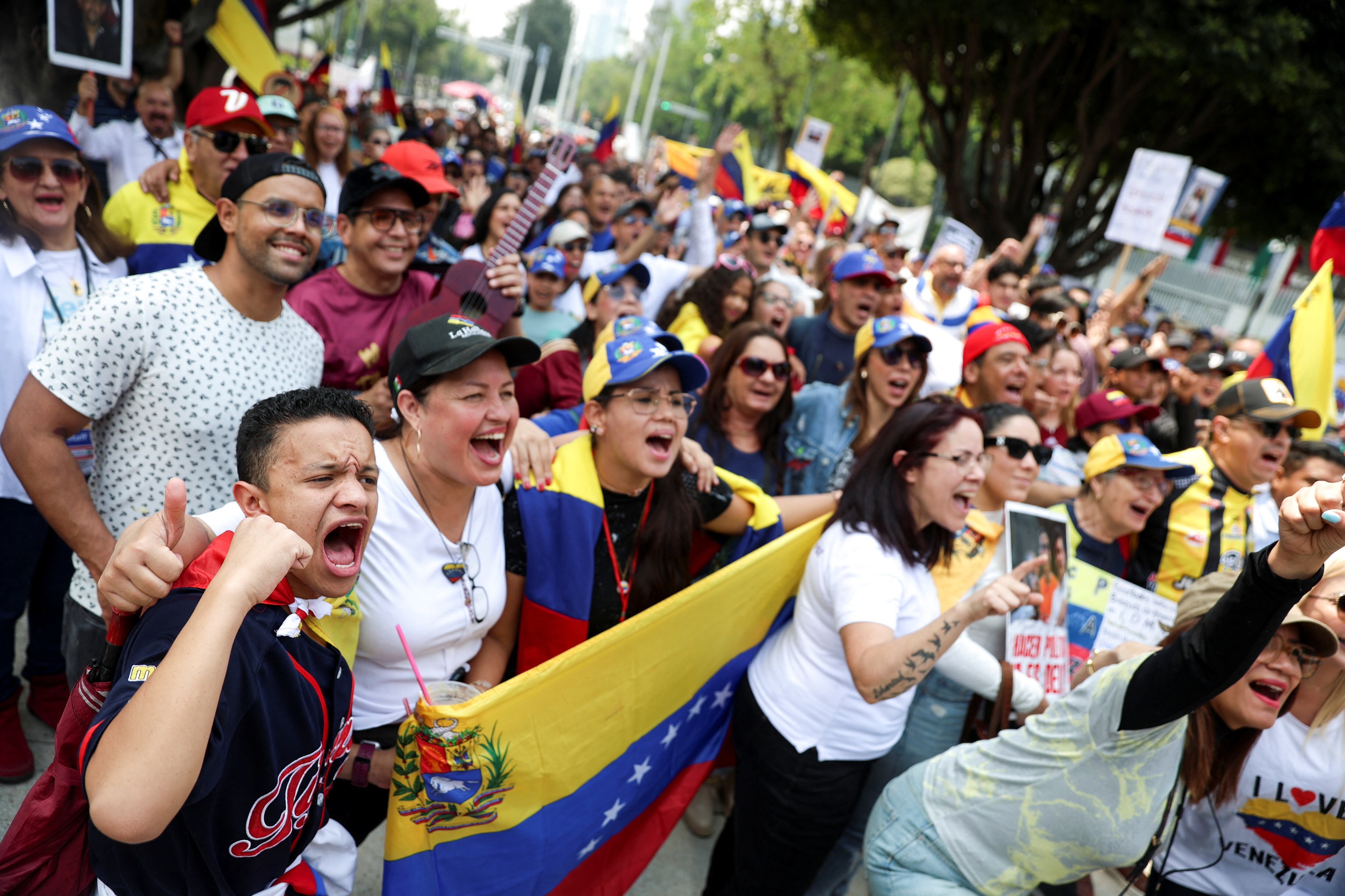 A su turno, cientos de personas en México pidieron la libertad de Venezuela y apoyaron la lucha encabezada por María Corina Machado (REUTERS)