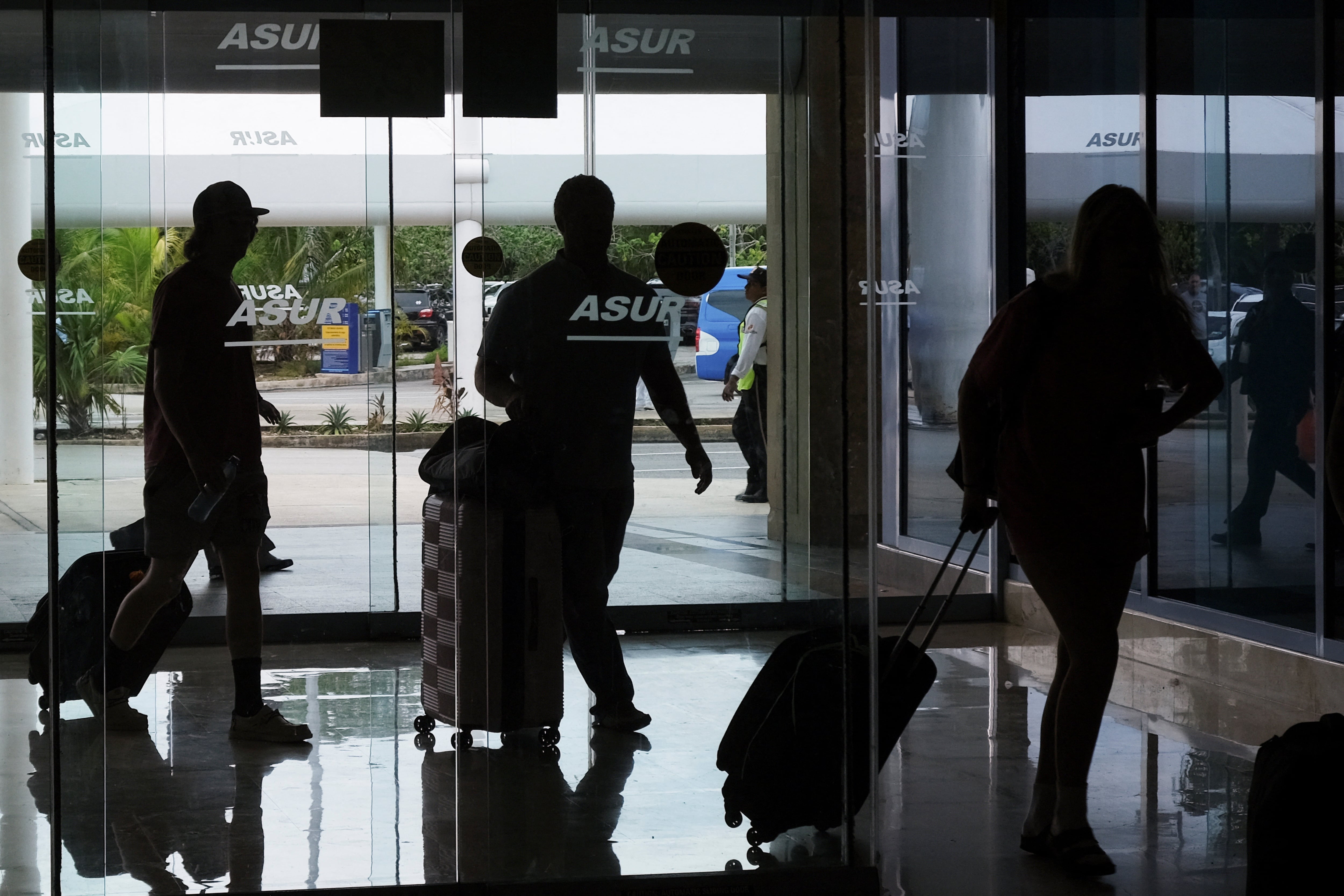 Passengers arrive at Cancun International Airport, controlled by Aeropuertos del Sureste ASUR, in Cancun, Mexico June 14, 2024. REUTERS/Paola Chiomante