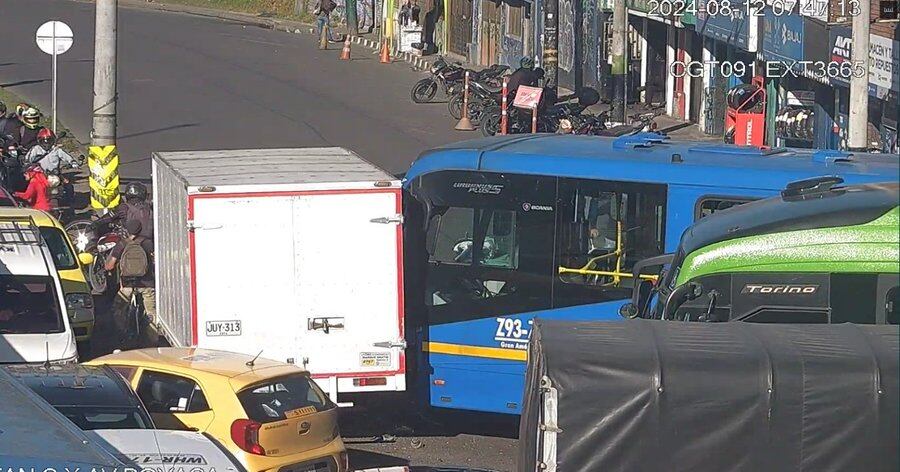 Un choque entre un furgón y un bus del Sitp generó una congestión vehicular en el sur de la capital - crédito @BogotaTransito/X