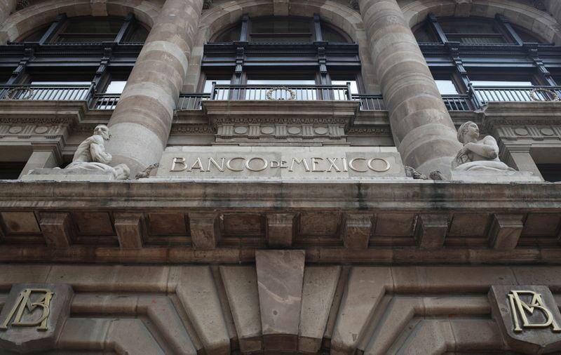 Las monedas de oro y plata "oficiales" son autorizadas por Banxico (REUTERS/Henry Romero)