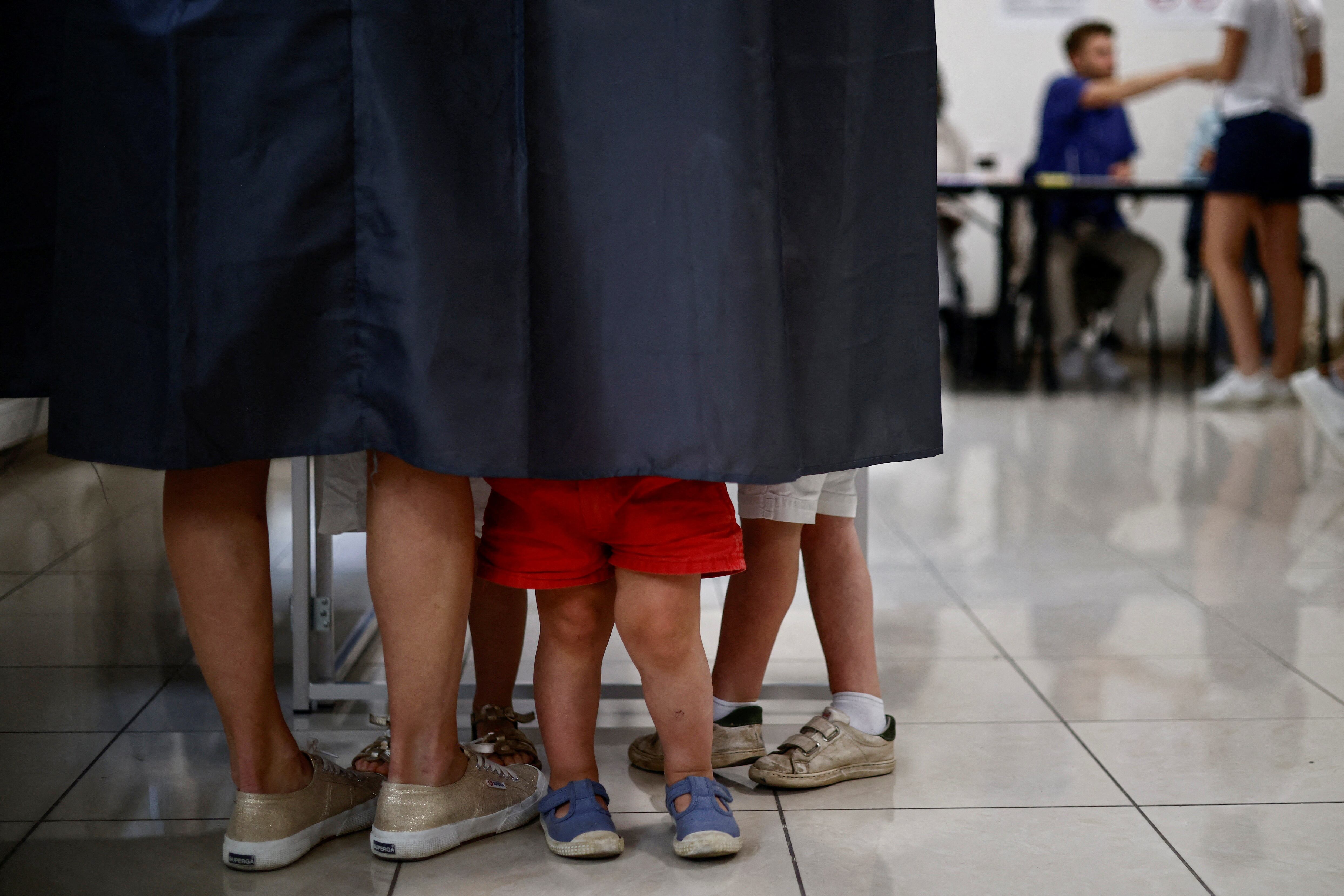 Los franceses votan en la segunda vuelta. (Yara Nardi/Reuters)