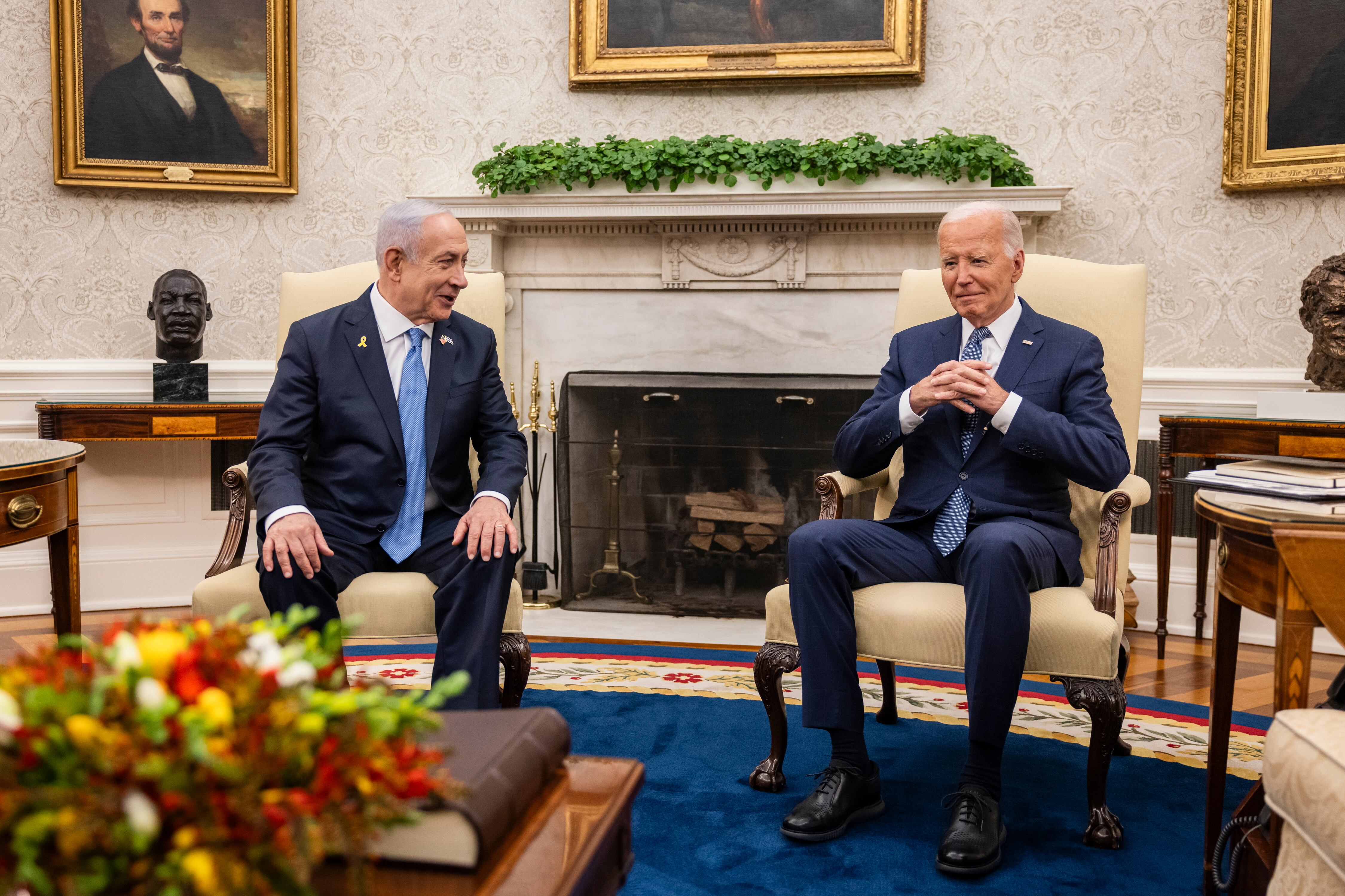 El primer ministro israelí, Benjamin Netanyahu, habla con el presidente estadounidense, Joe Biden, antes de su encuentro con la vicepresidenta de Estados Unidos y futura candidata demócrata, Kamala Harris (EFE/EPA/SAMUEL CORUM / POOL)